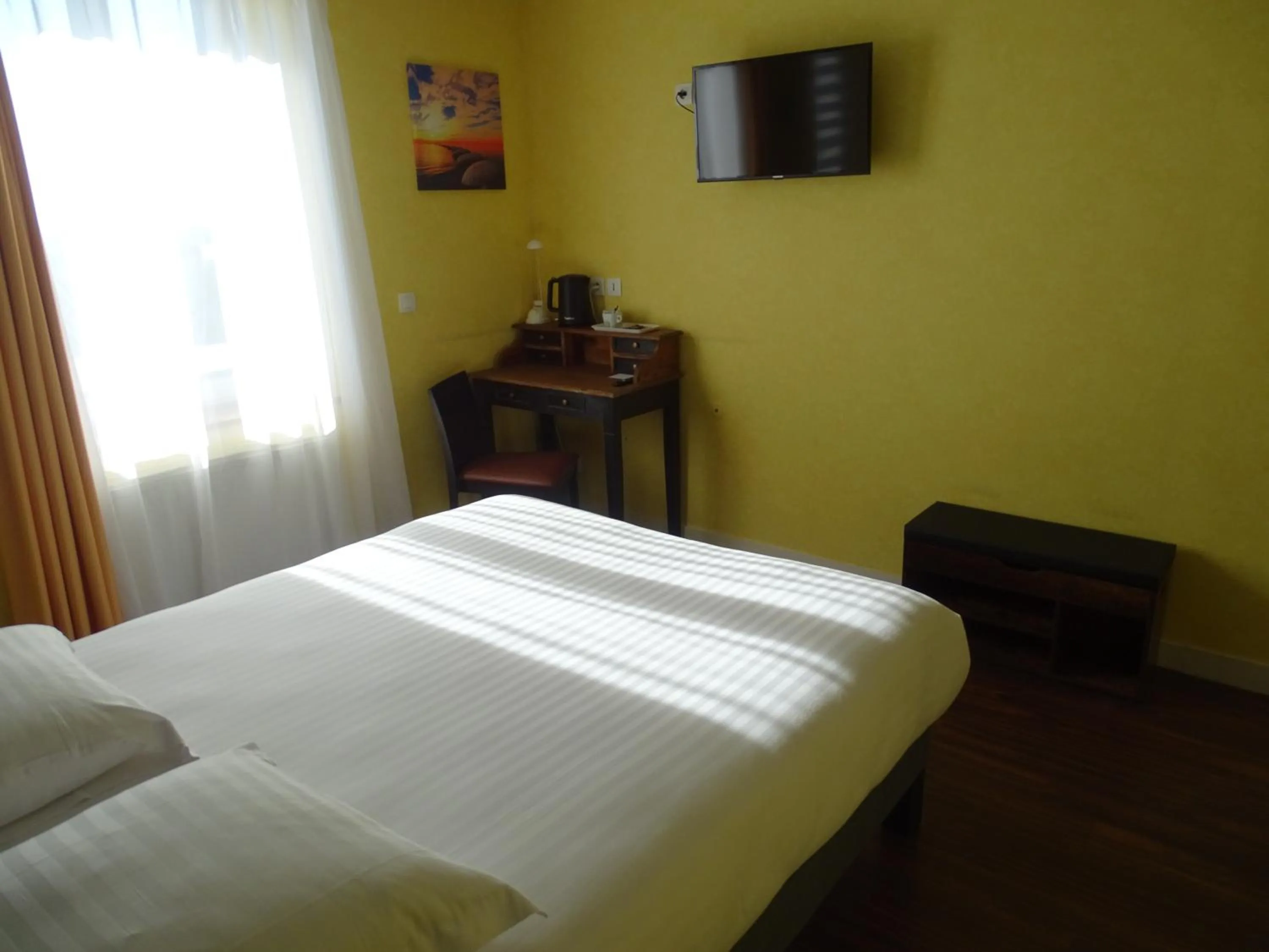 Bed in LA CROIX D'OR LOGIS Hôtels