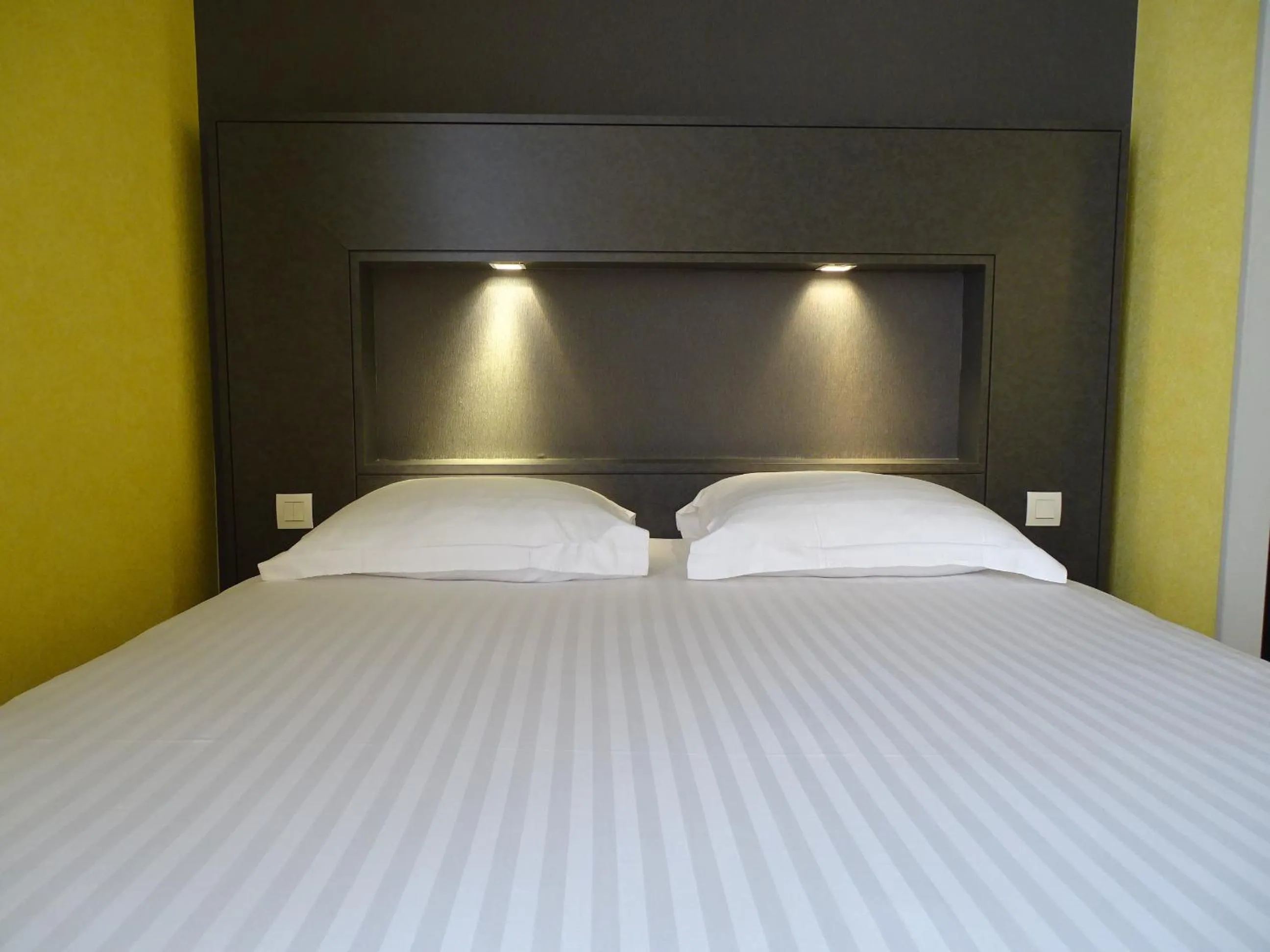 Bed in LA CROIX D'OR LOGIS Hôtels