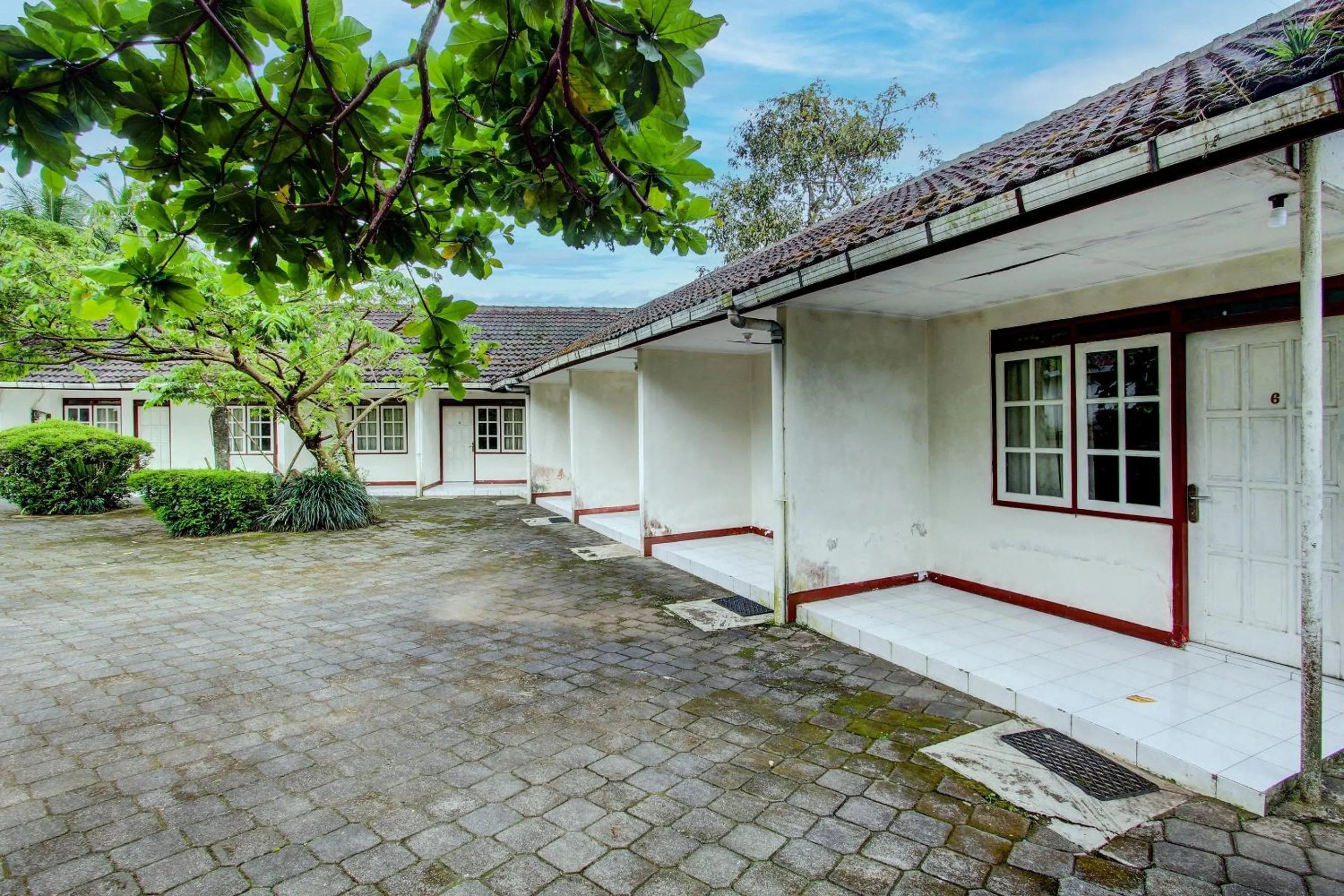 Facade/entrance in Hotel O Asta Guesthouse