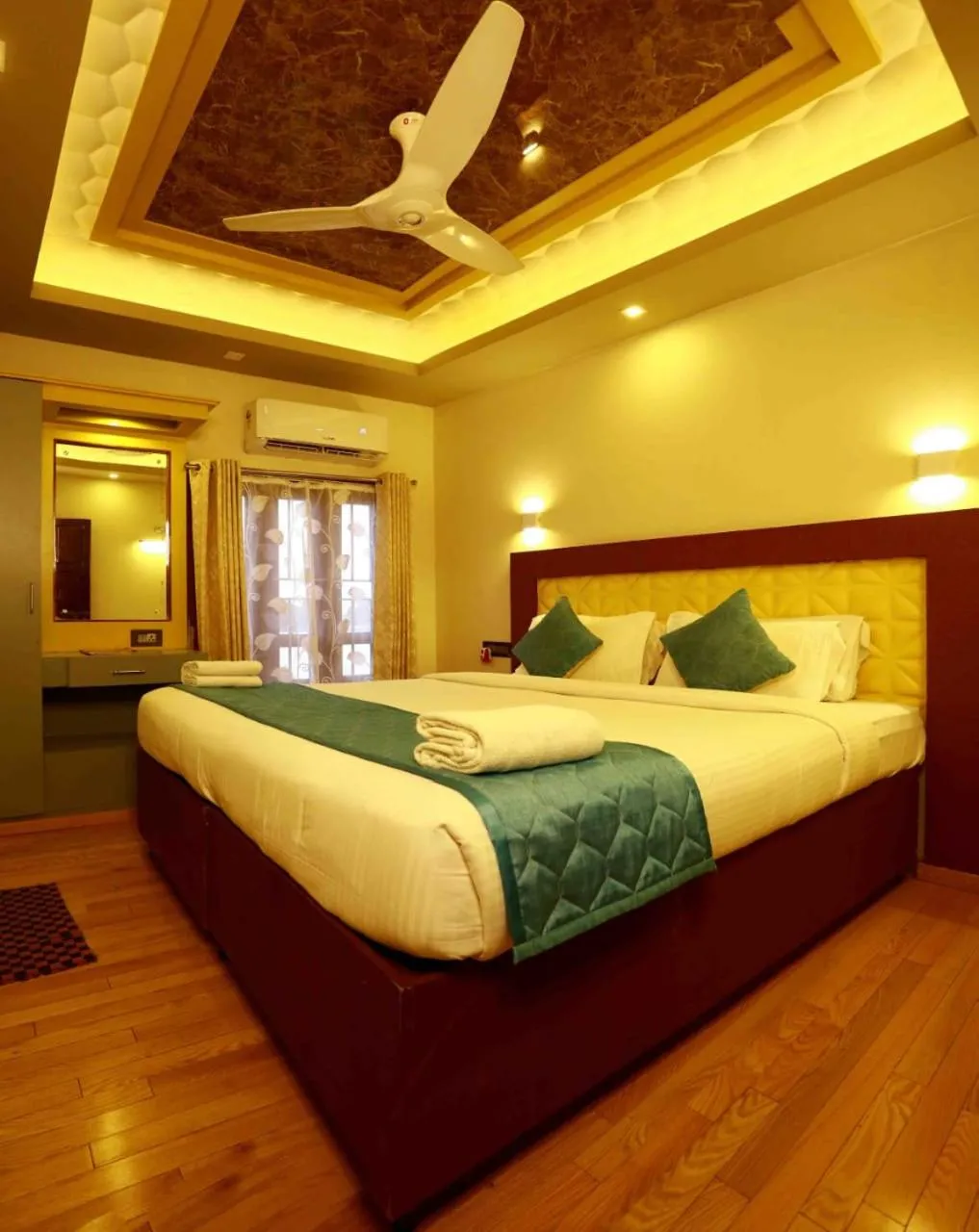 Premium Houseboat