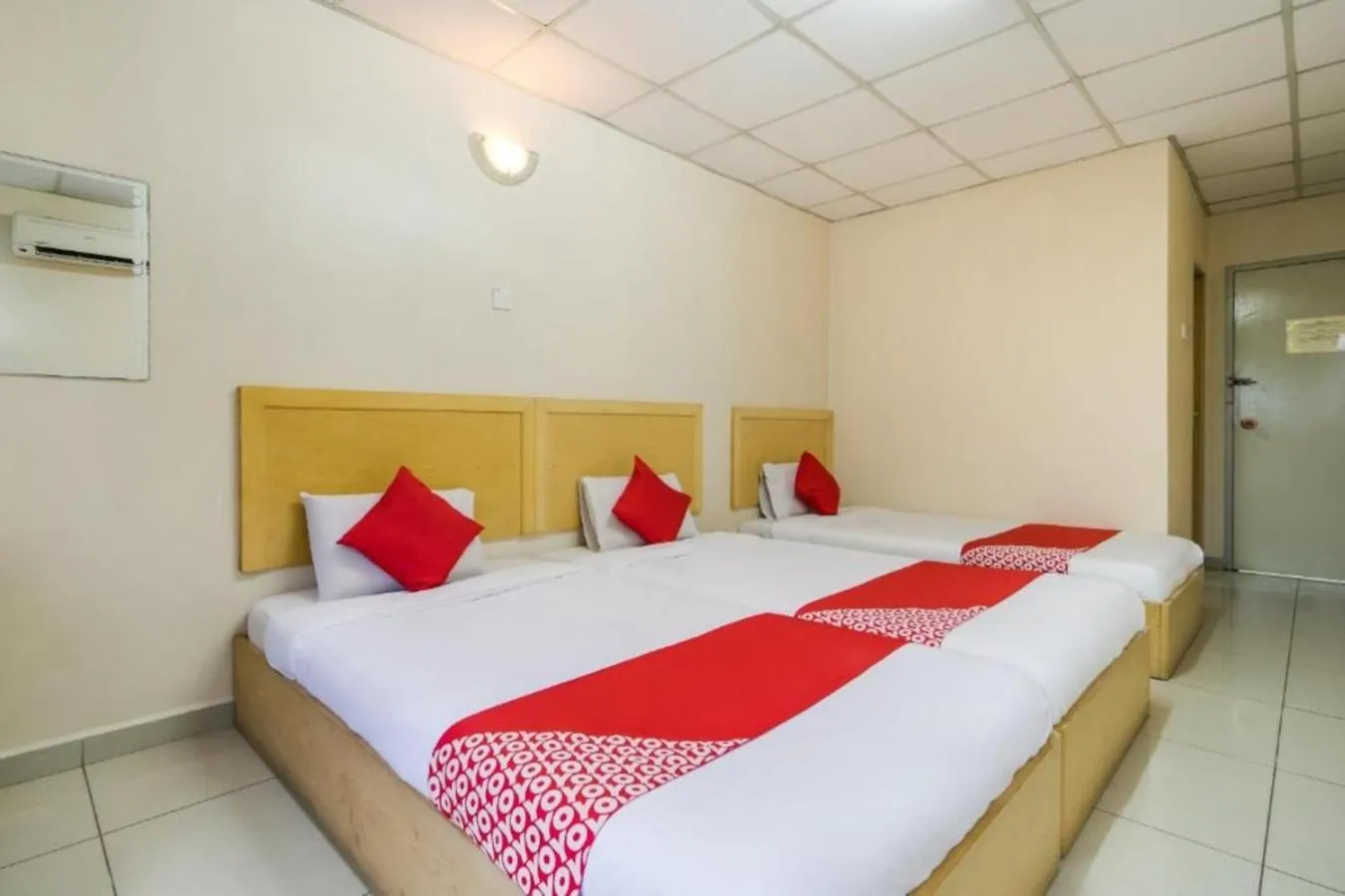 Bed in Hotel River Inn