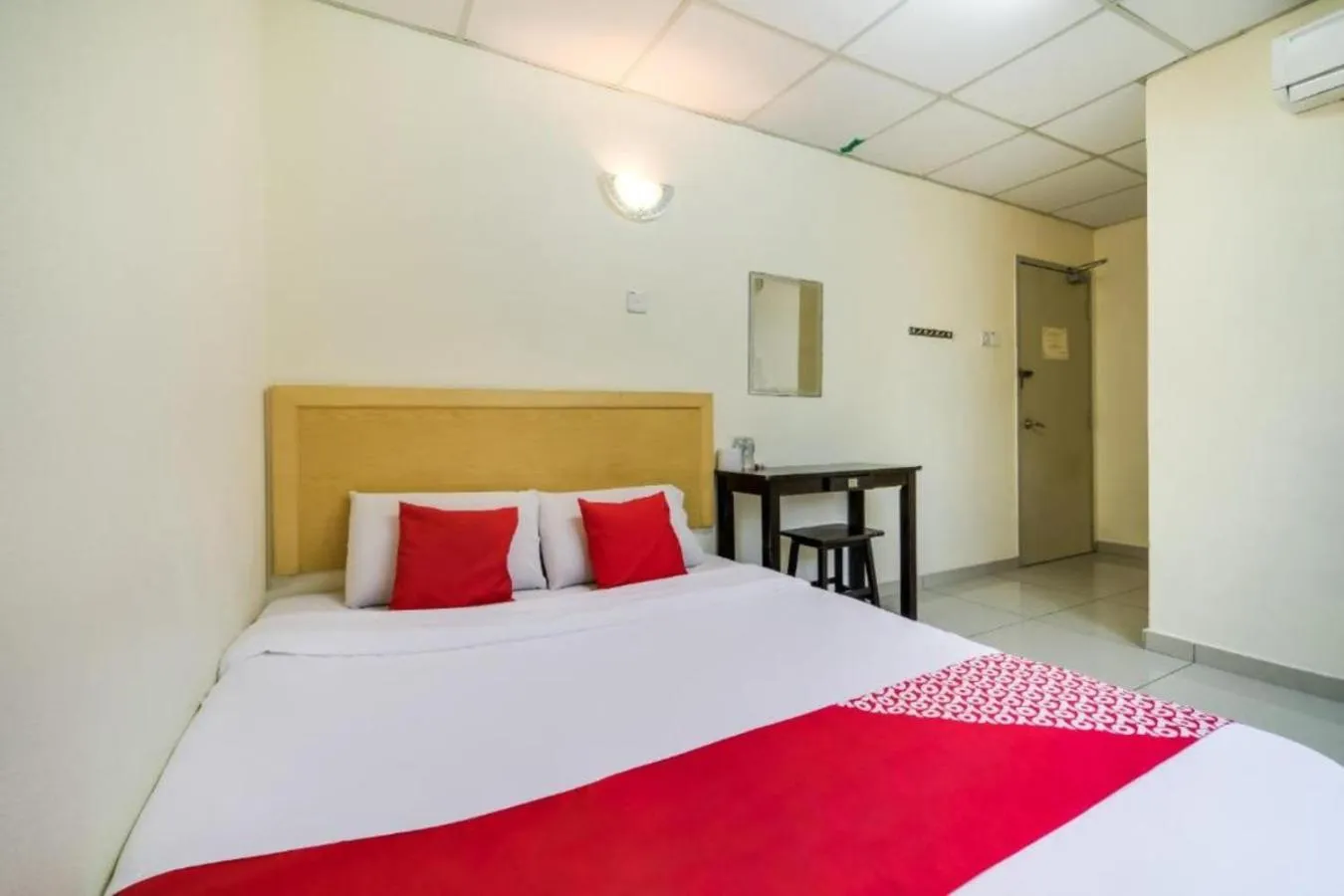 Bed in Hotel River Inn