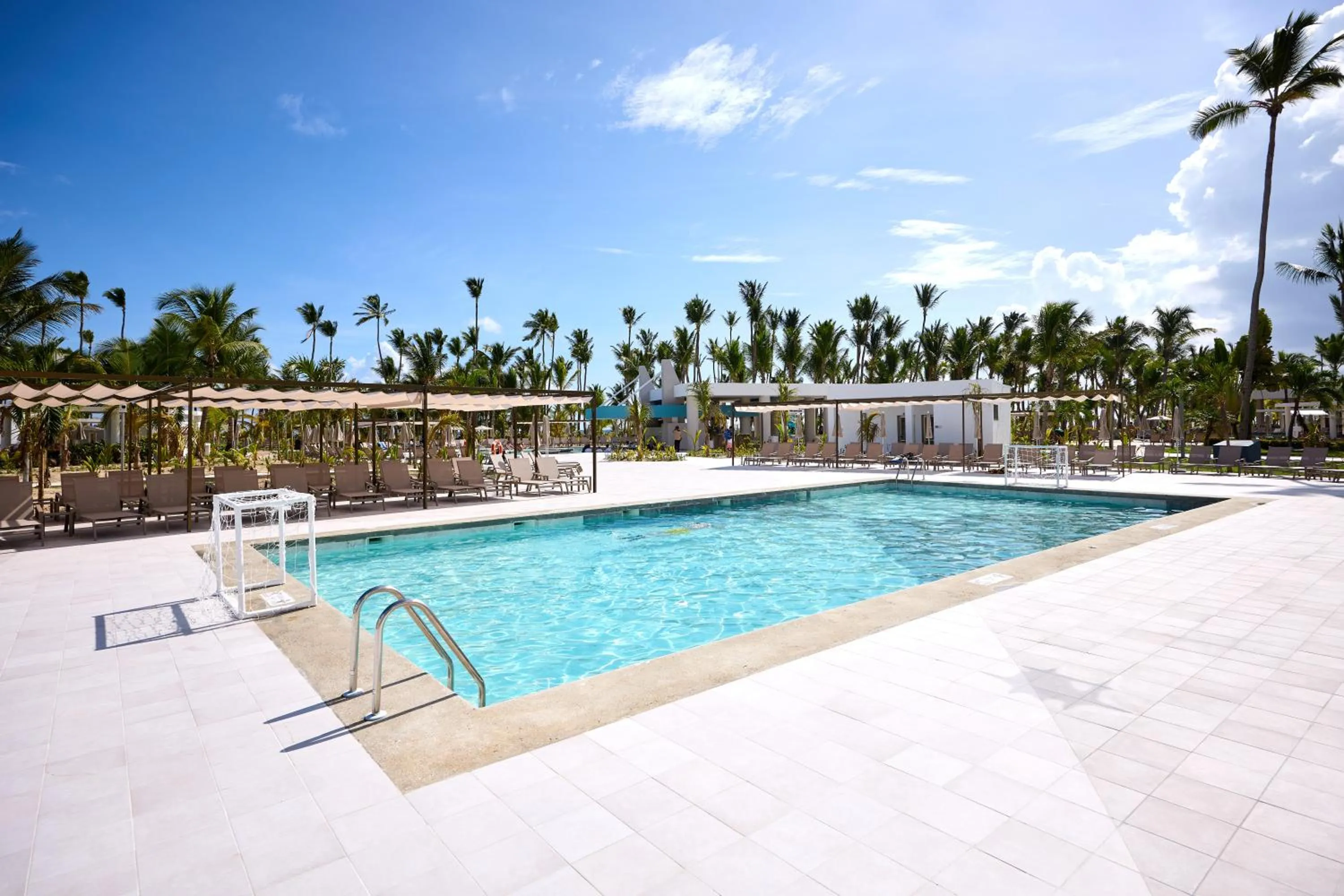 Swimming pool in Riu Palace Bavaro - All Inclusive