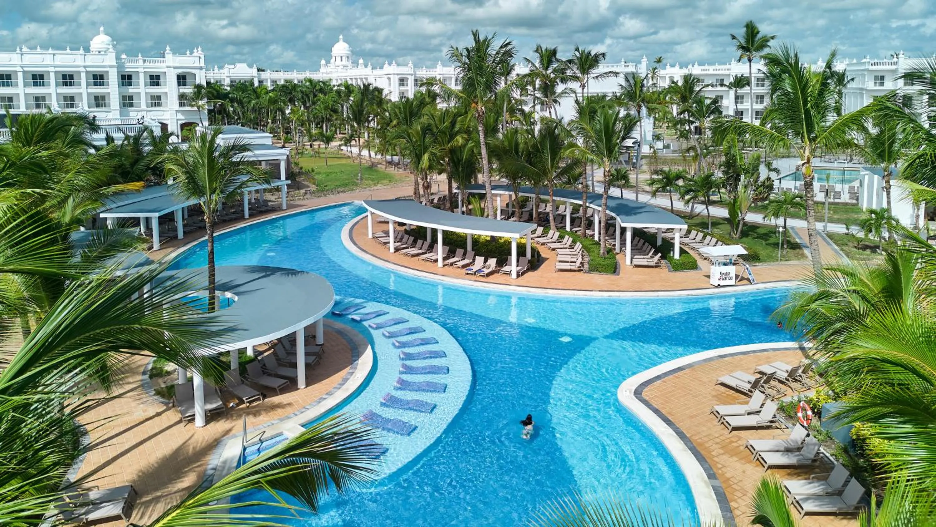 Swimming pool in Riu Palace Bavaro - All Inclusive