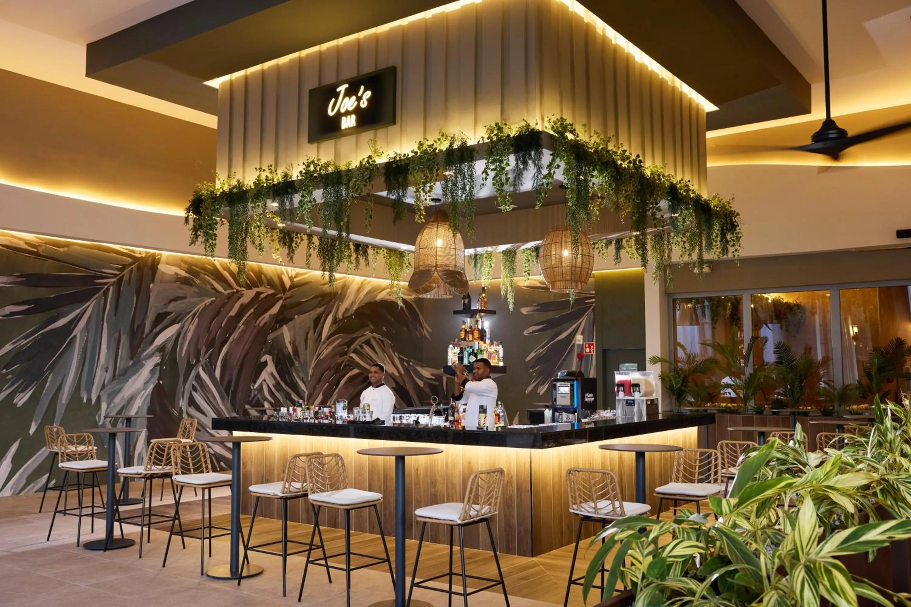 Lounge or bar in Riu Palace Bavaro - All Inclusive