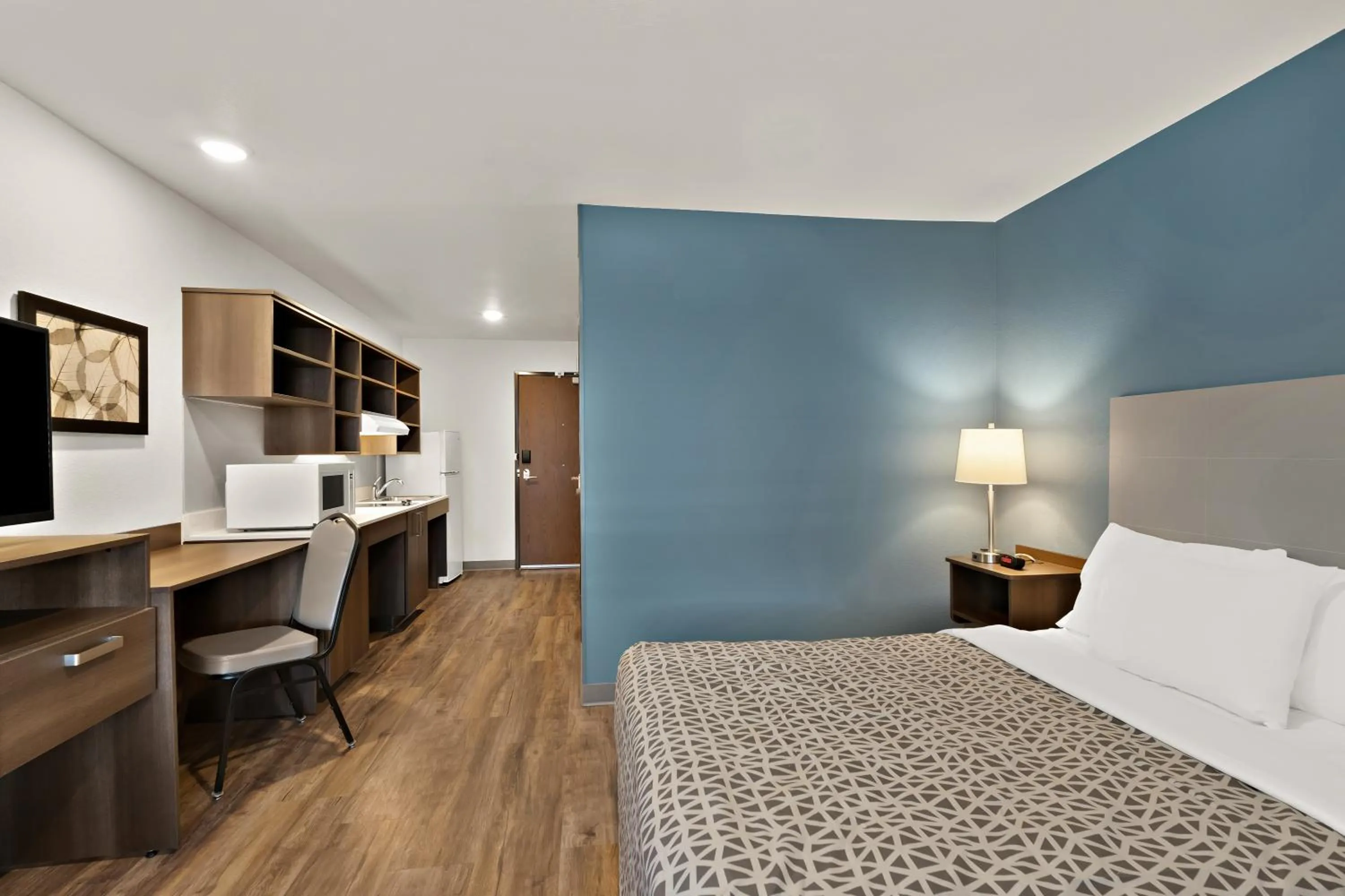 Bedroom, Bed in WoodSpring Suites Fort Collins