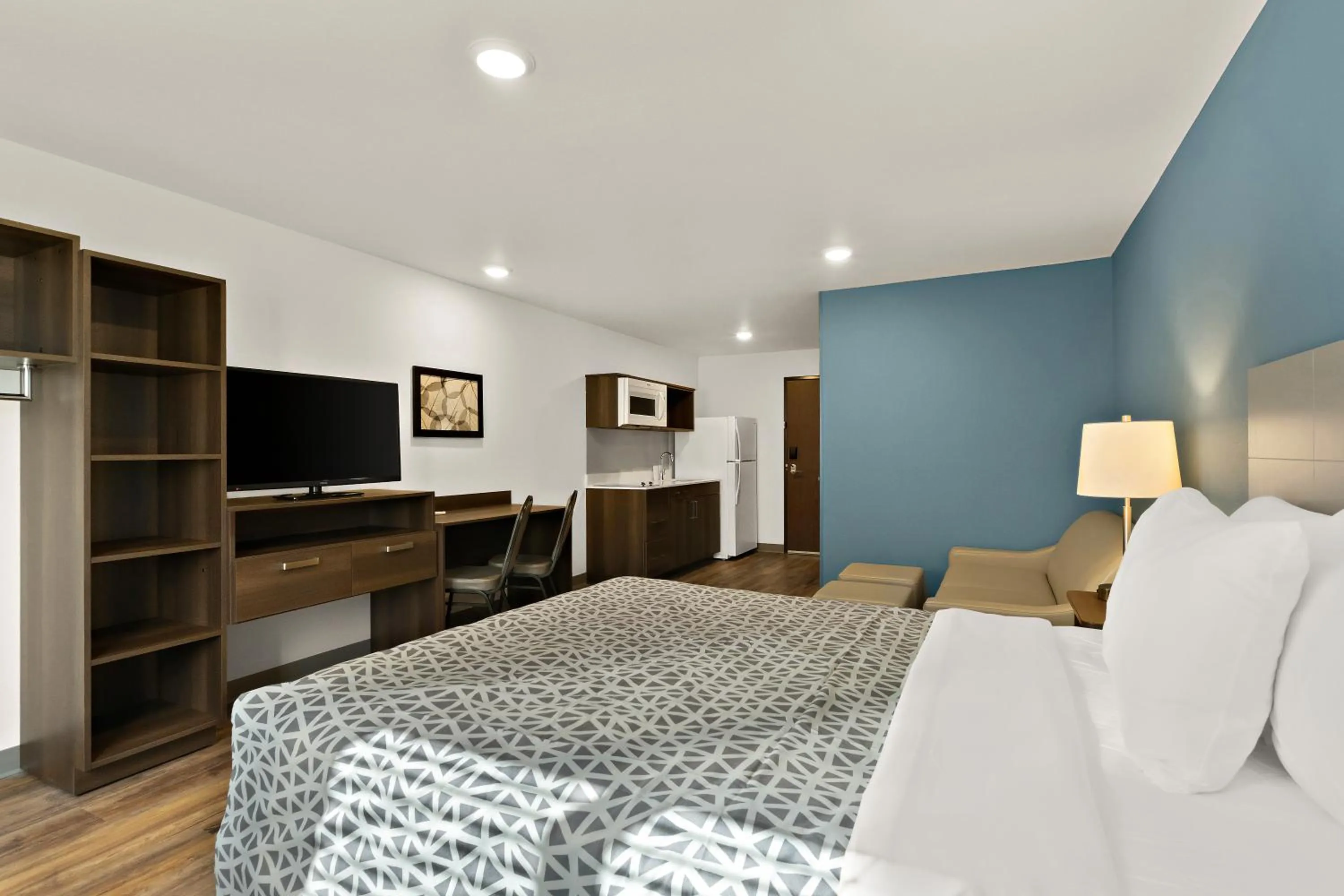 Bedroom, Bed in WoodSpring Suites Fort Collins
