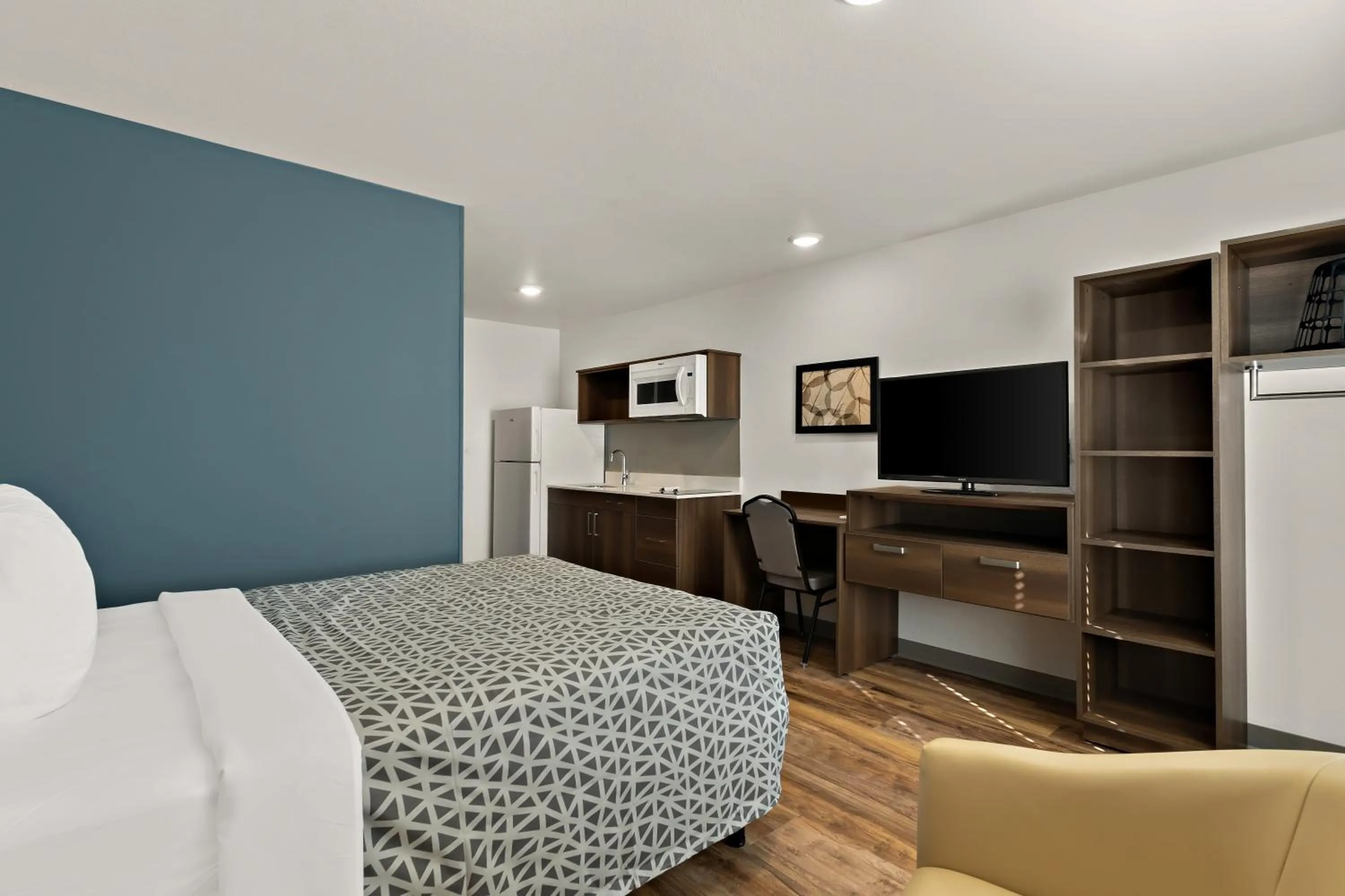 Bedroom, Bed in WoodSpring Suites Fort Collins
