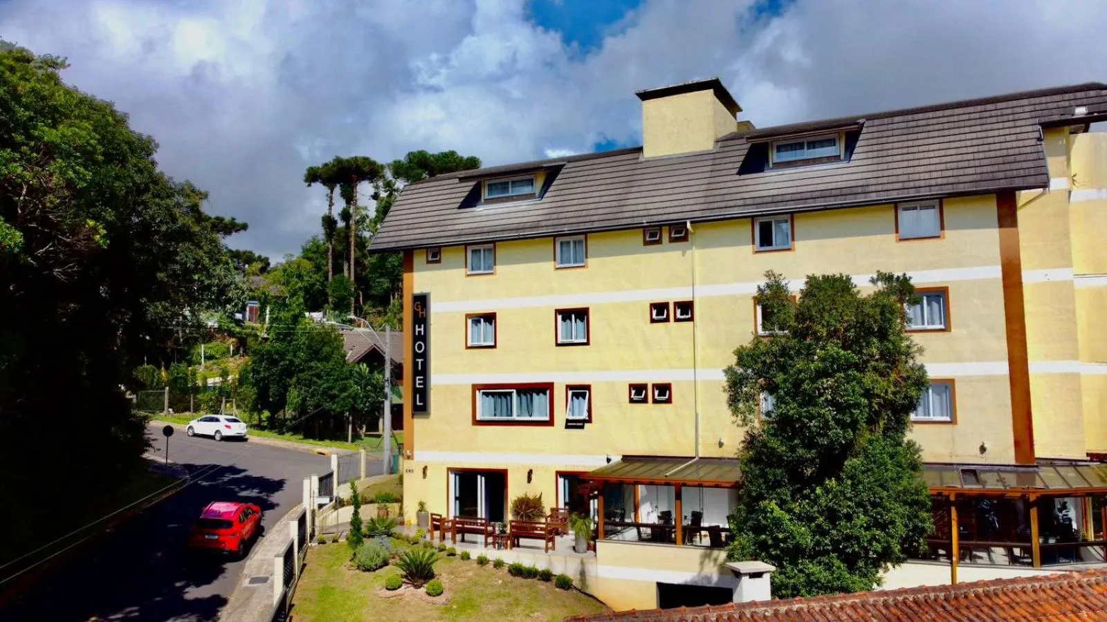 Property building in Hotel Golden Hills