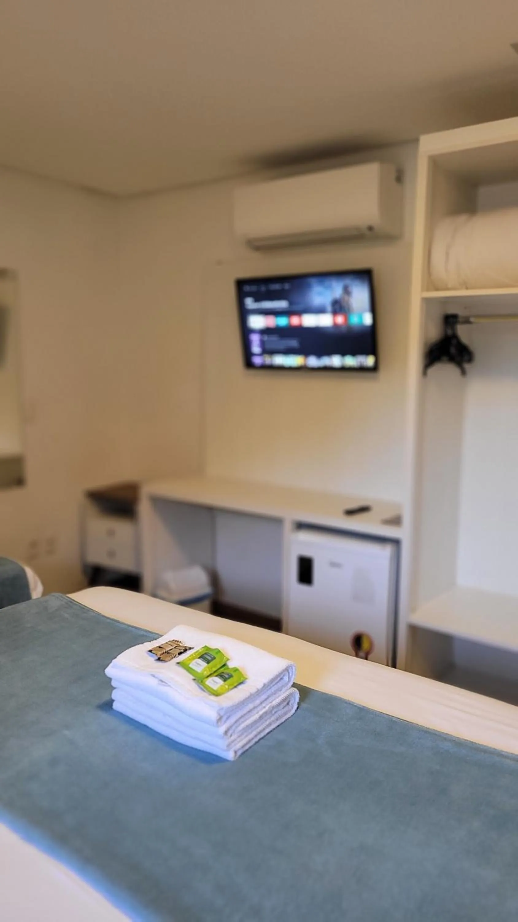 TV and multimedia, Bed in Hotel Golden Hills