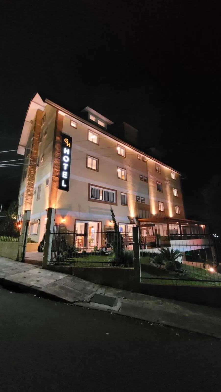 Property building in Hotel Golden Hills