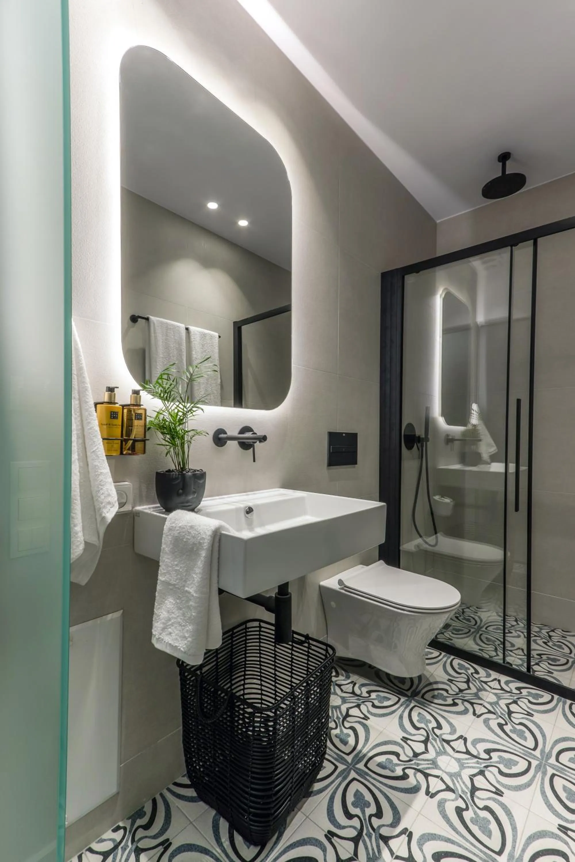 Shower in Octavia Rooms