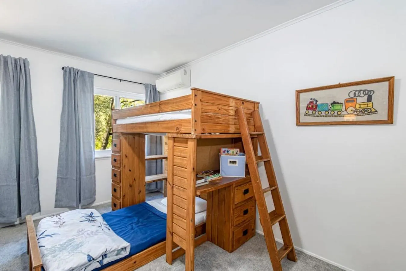 Bed in Sierra Vista Lookout Lodge with Creek, Waterfall and Waterholes, minutes from Bass Lake and Yosemite South Gate