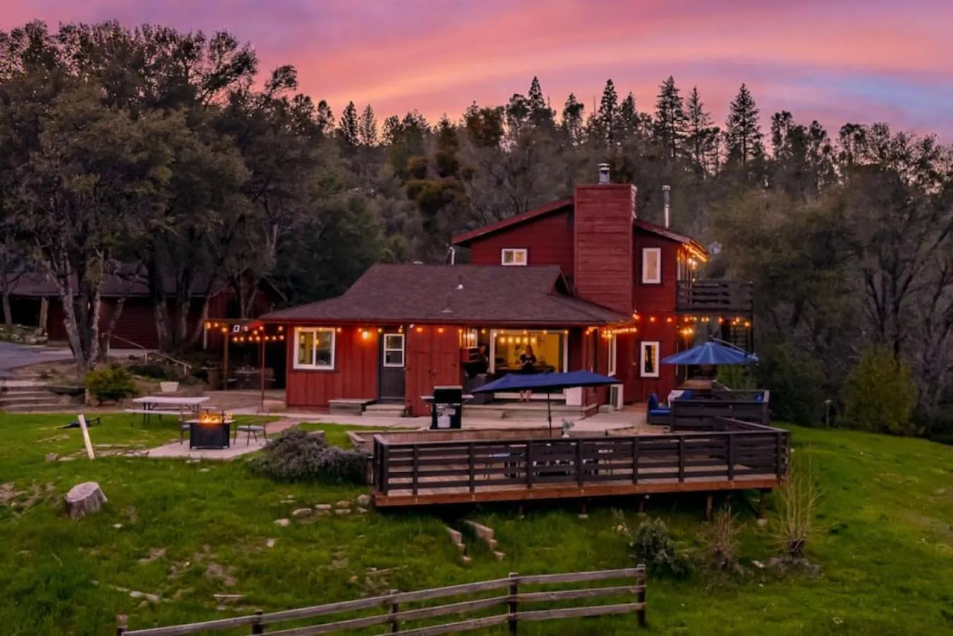 Property building in Sierra Vista Lookout Lodge with Creek, Waterfall and Waterholes, minutes from Bass Lake and Yosemite South Gate