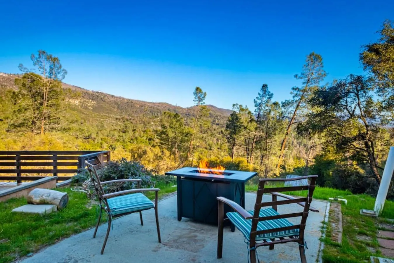 Sierra Vista Lookout Lodge with Creek, Waterfall and Waterholes, minutes from Bass Lake and Yosemite South Gate