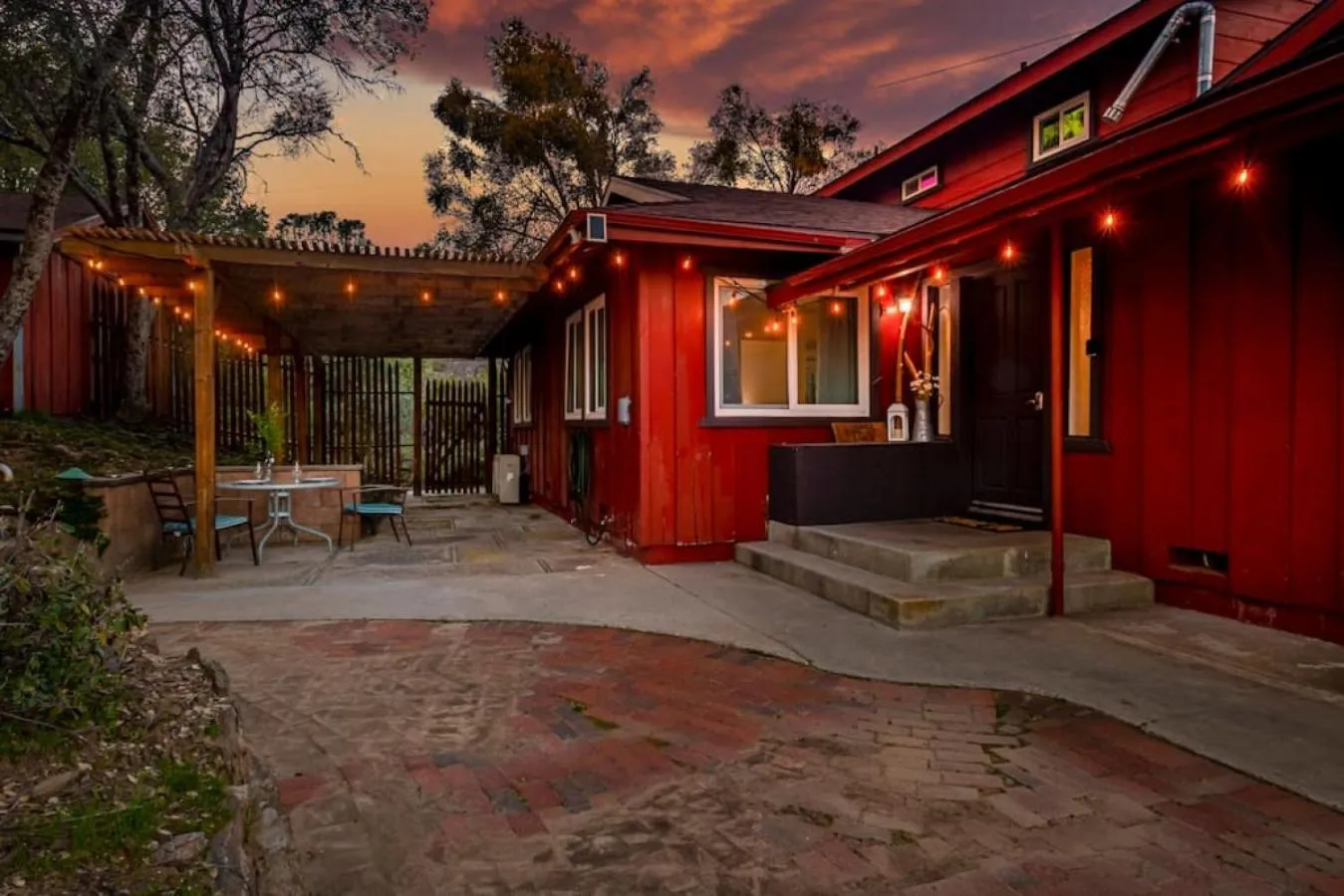 Sierra Vista Lookout Lodge with Creek, Waterfall and Waterholes, minutes from Bass Lake and Yosemite South Gate
