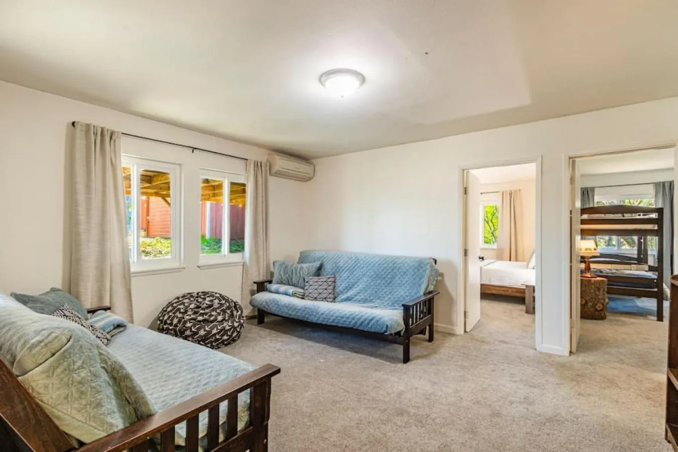 Bed in Sierra Vista Lookout Lodge with Creek, Waterfall and Waterholes, minutes from Bass Lake and Yosemite South Gate