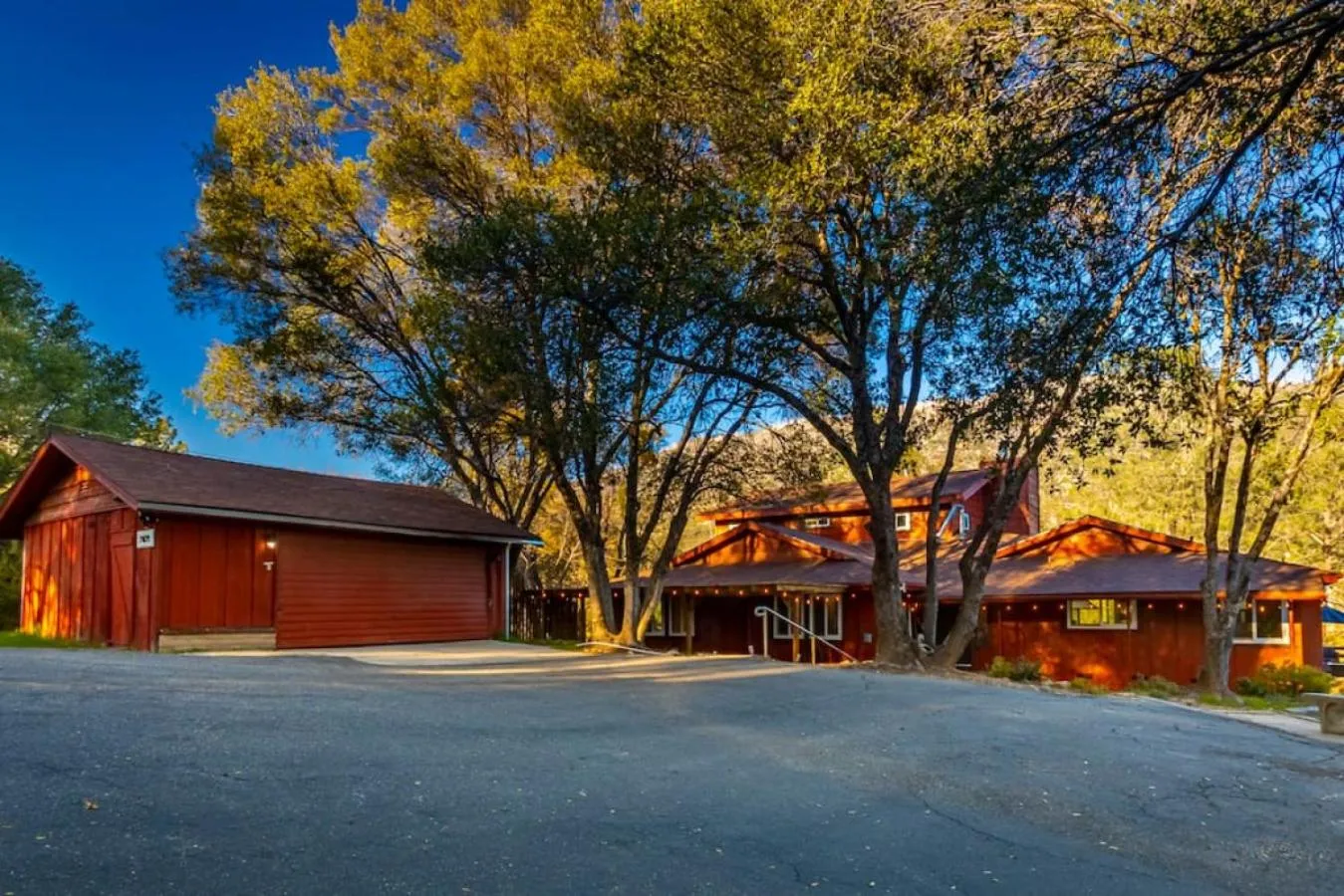 Sierra Vista Lookout Lodge with Creek, Waterfall and Waterholes, minutes from Bass Lake and Yosemite South Gate
