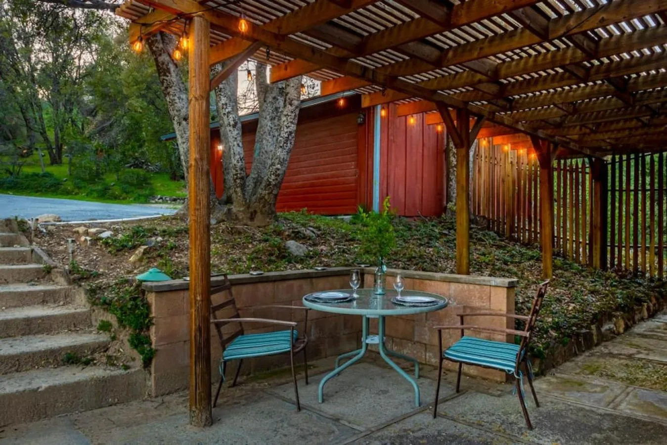 Sierra Vista Lookout Lodge with Creek, Waterfall and Waterholes, minutes from Bass Lake and Yosemite South Gate