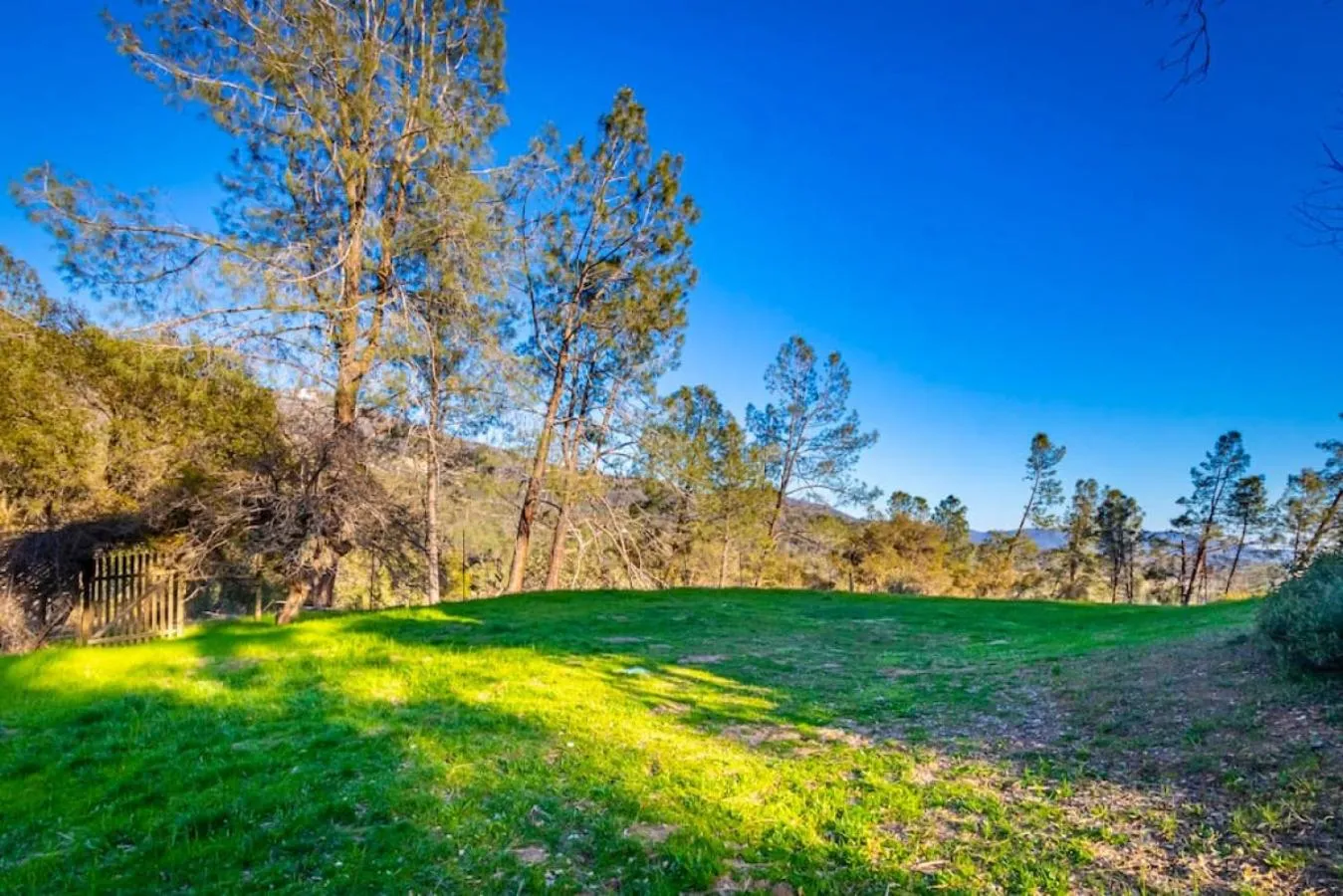 Sierra Vista Lookout Lodge with Creek, Waterfall and Waterholes, minutes from Bass Lake and Yosemite South Gate