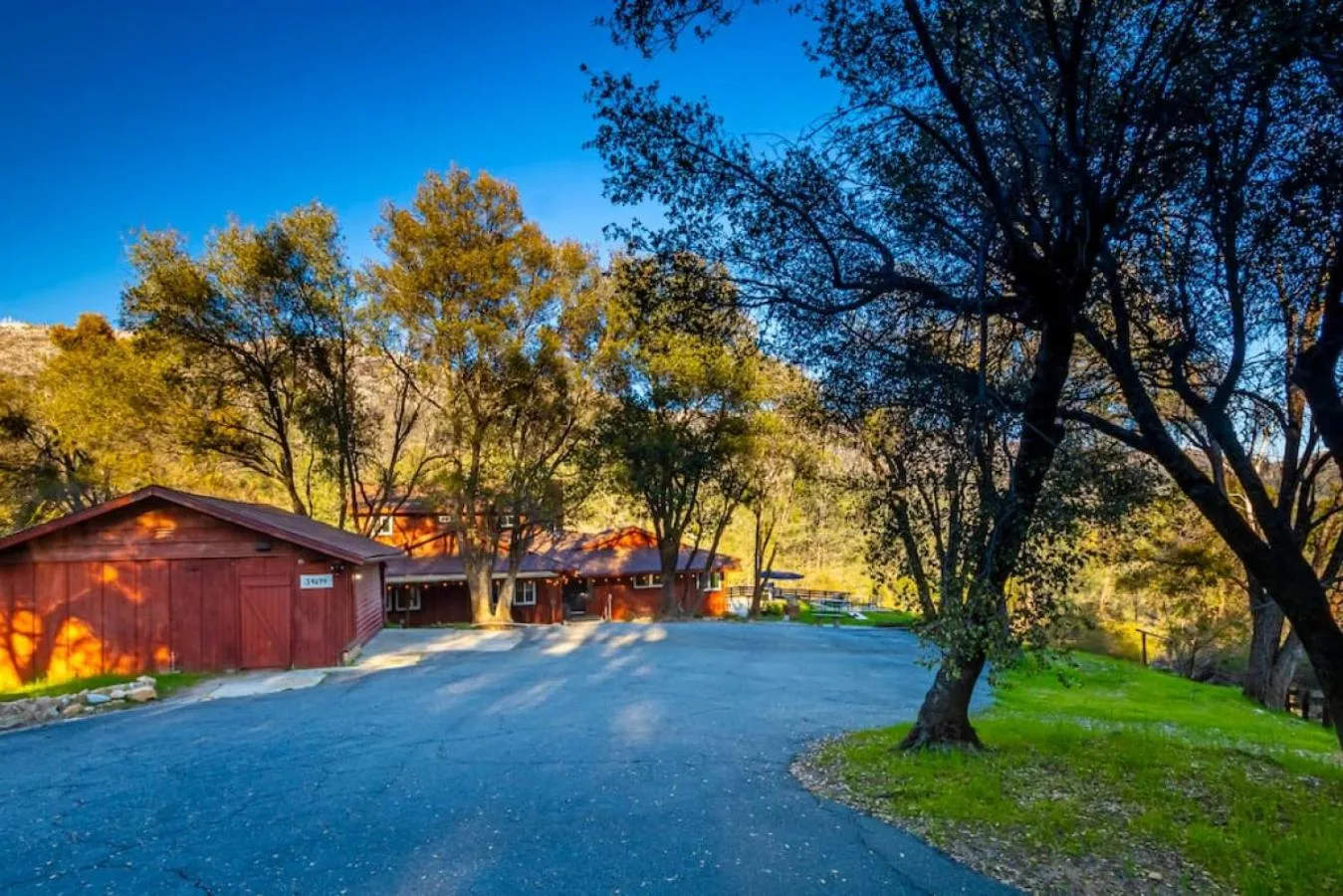 Sierra Vista Lookout Lodge with Creek, Waterfall and Waterholes, minutes from Bass Lake and Yosemite South Gate