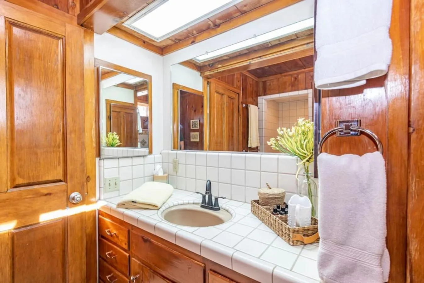 Bathroom in Sierra Vista Lookout Lodge with Creek, Waterfall and Waterholes, minutes from Bass Lake and Yosemite South Gate