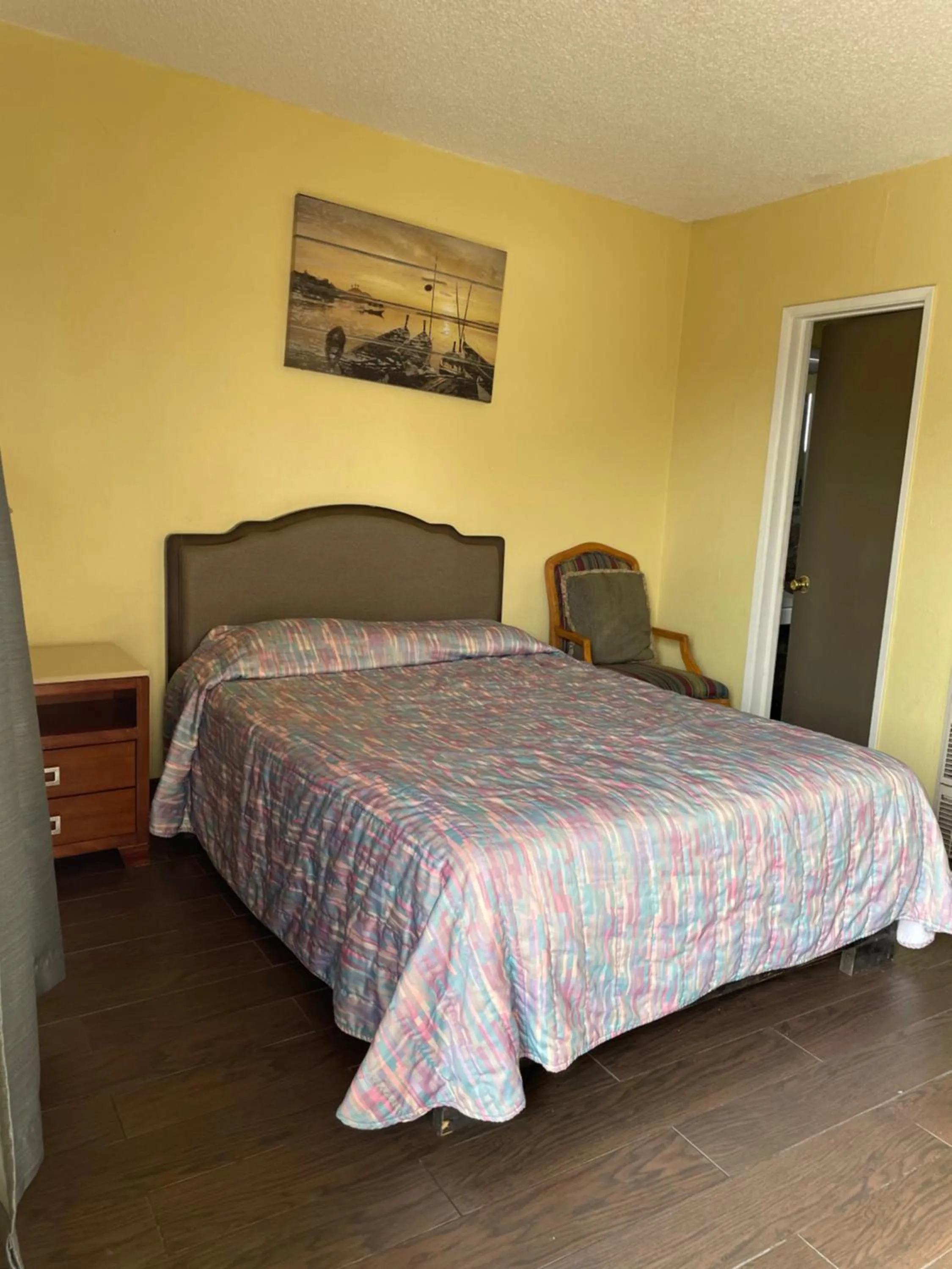 Bed in Rancho Motel - Ontario Airport