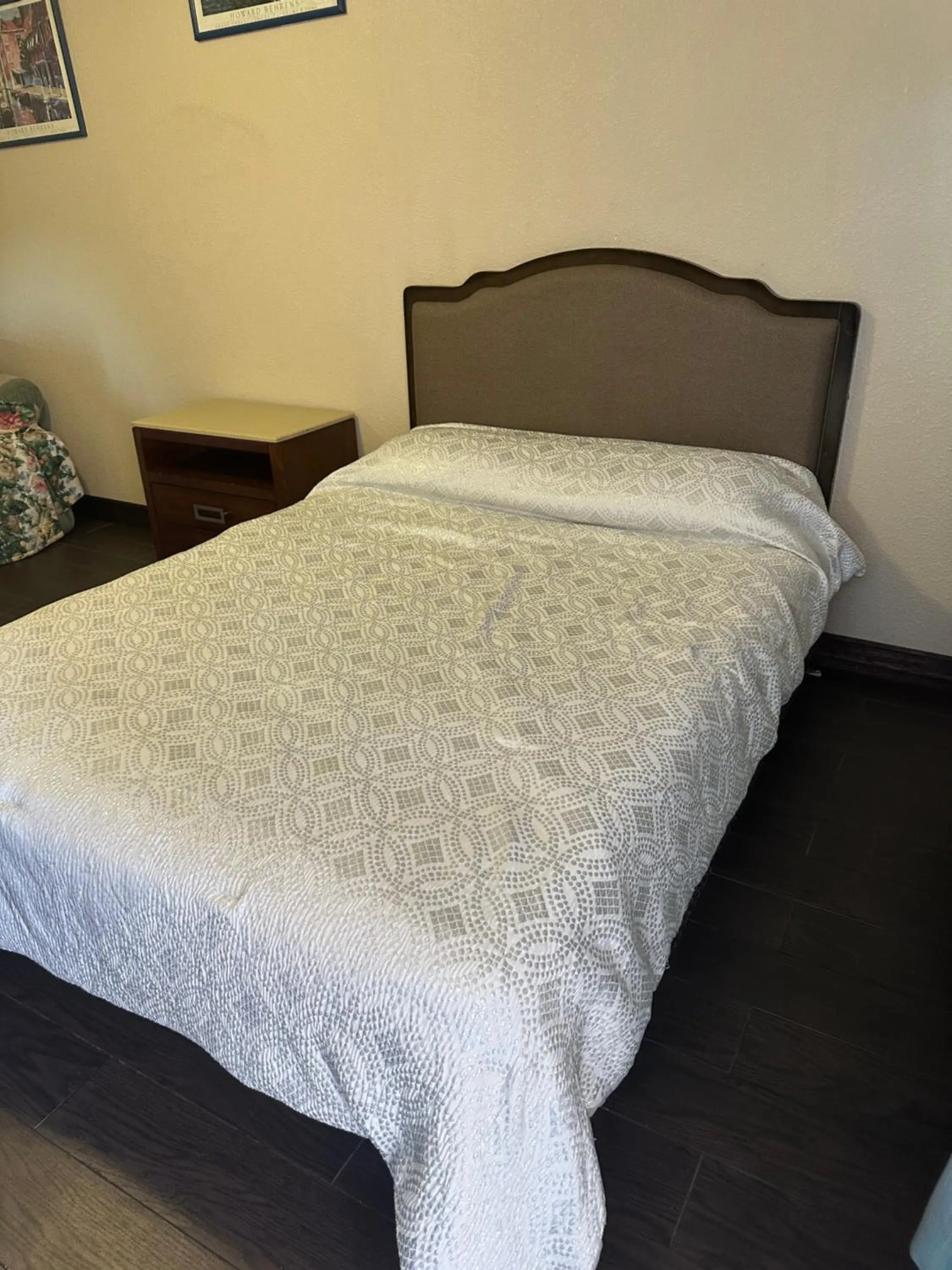Bed in Rancho Motel - Ontario Airport
