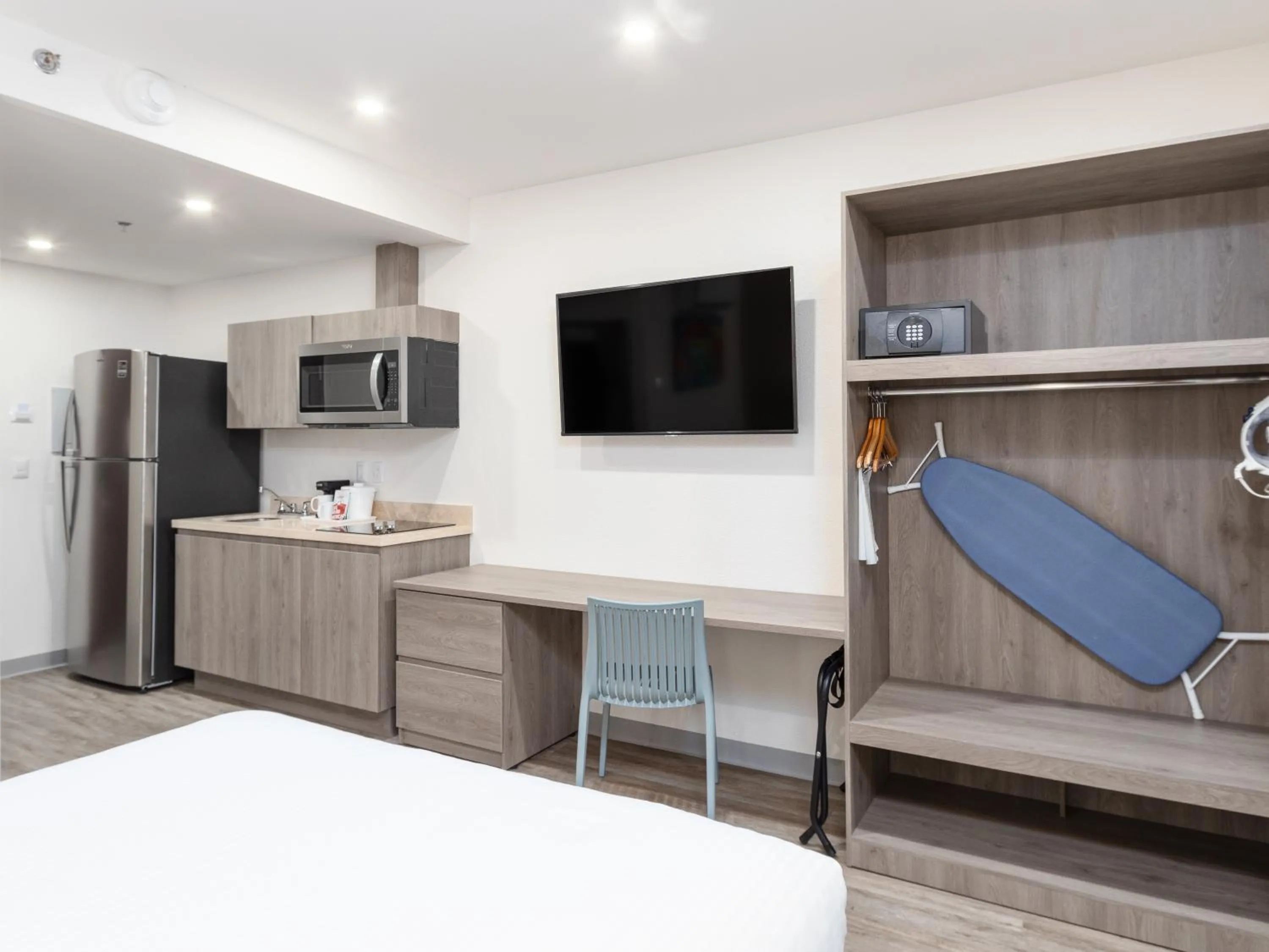 TV and multimedia, Bed in Hotel Mesaluna Short & Long Stay