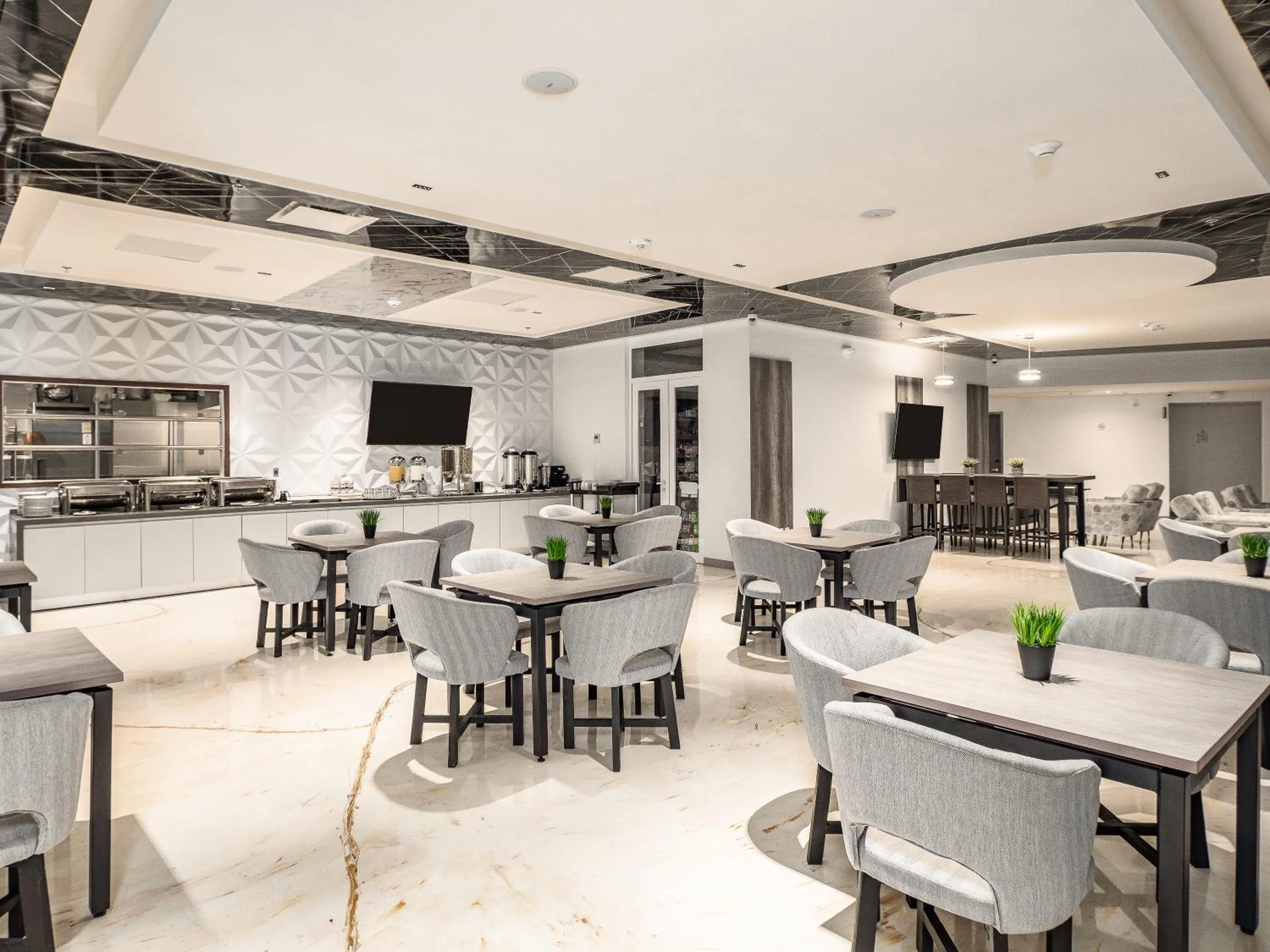 Dining area in Hotel Mesaluna Short & Long Stay