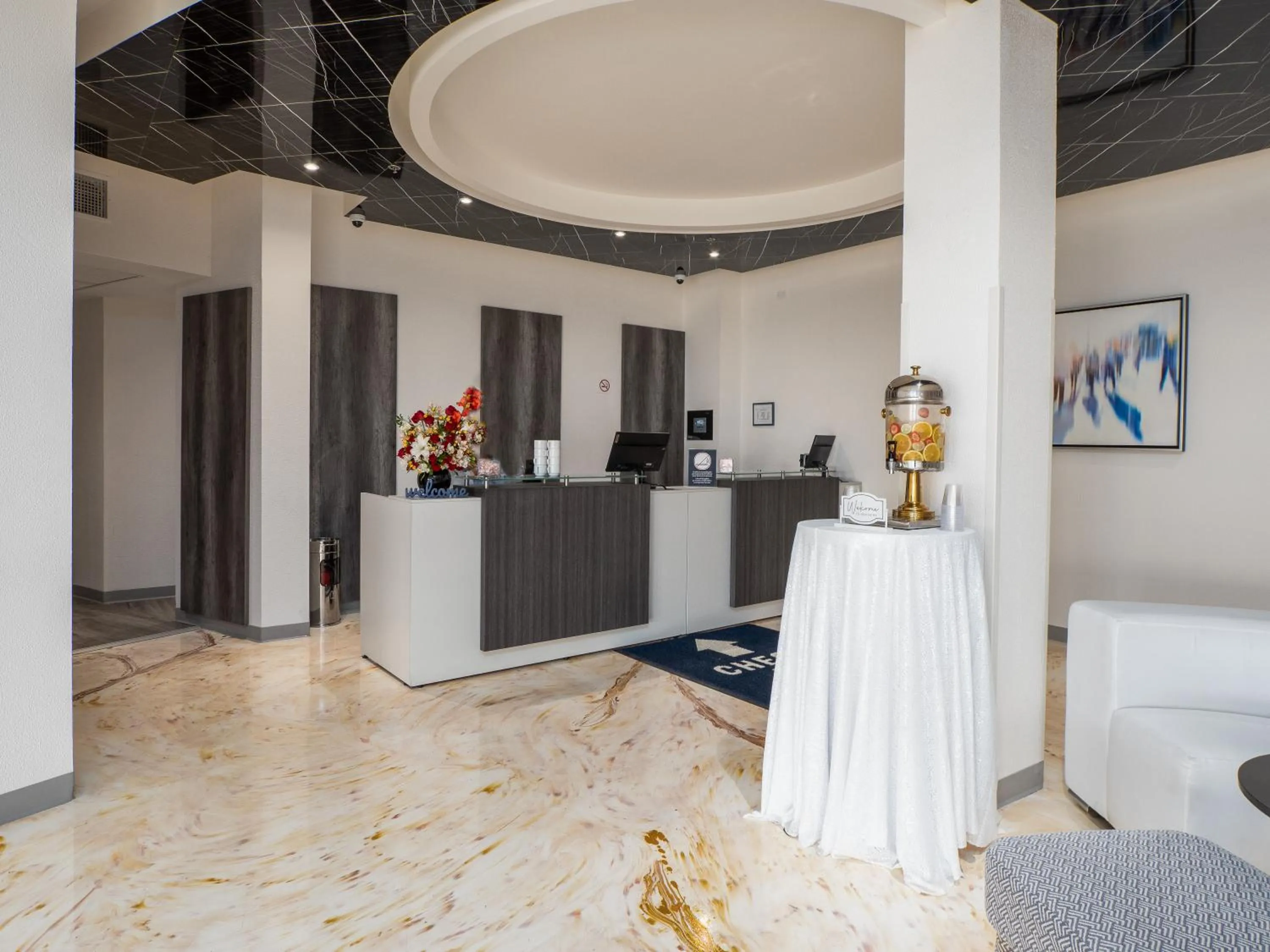 Lobby or reception in Hotel Mesaluna Short & Long Stay