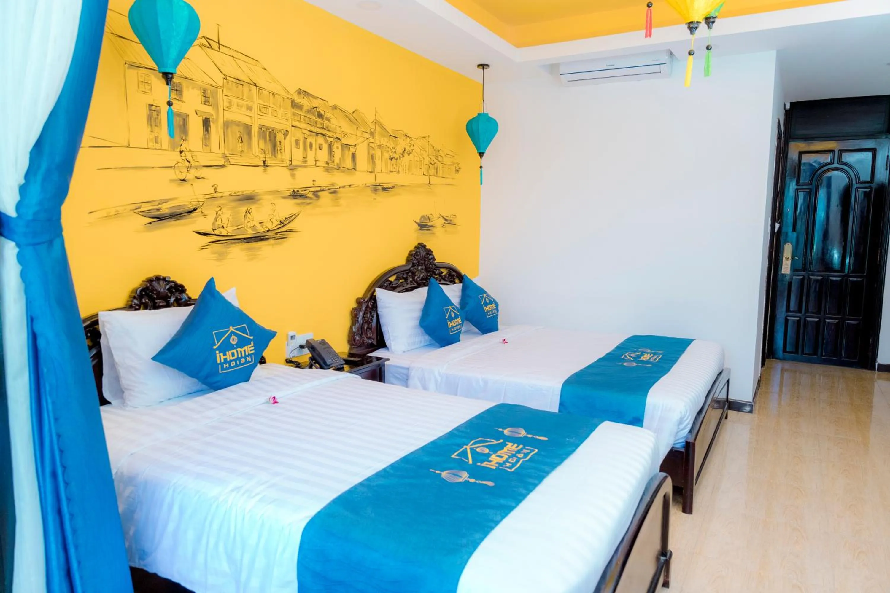 Photo of the whole room, Bed in iHome Hoi An