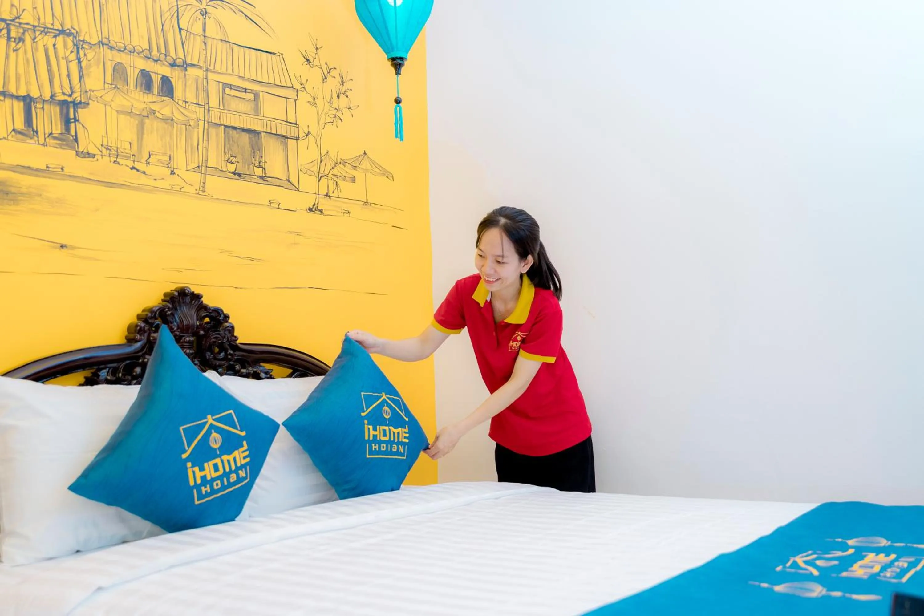 Staff, Bed in iHome Hoi An