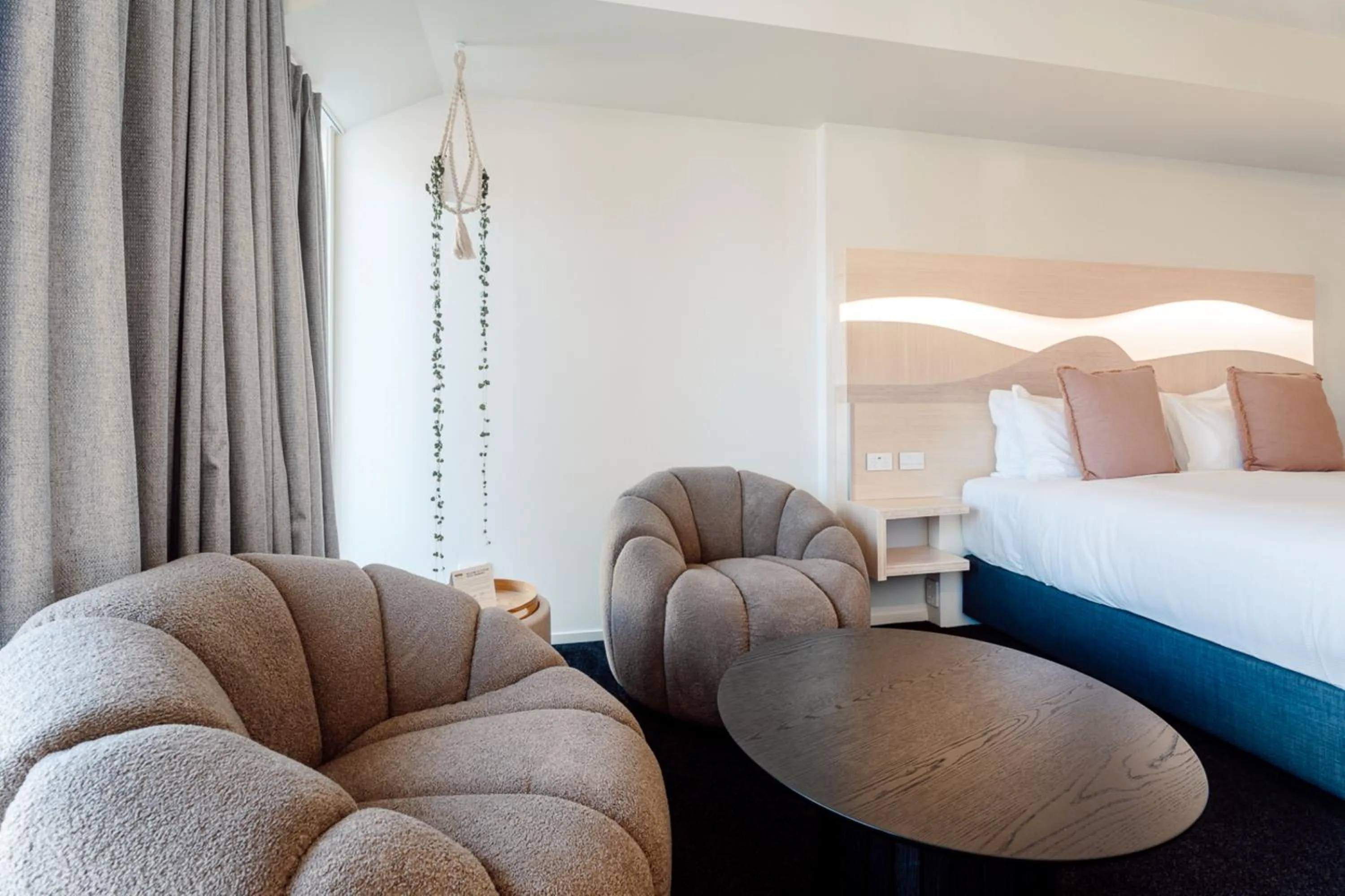 Seating area, Bed in CitySide Hotel Tauranga