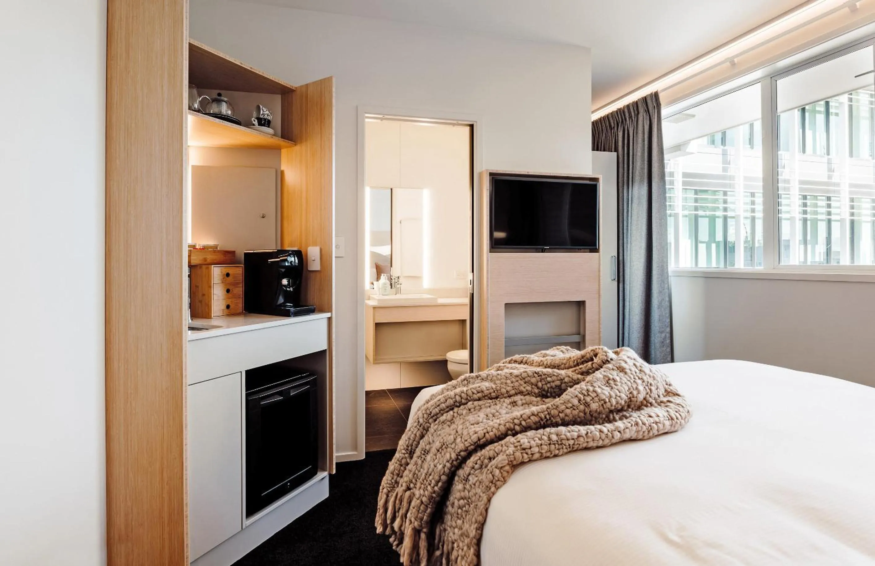Kitchen or kitchenette, Bed in CitySide Hotel Tauranga