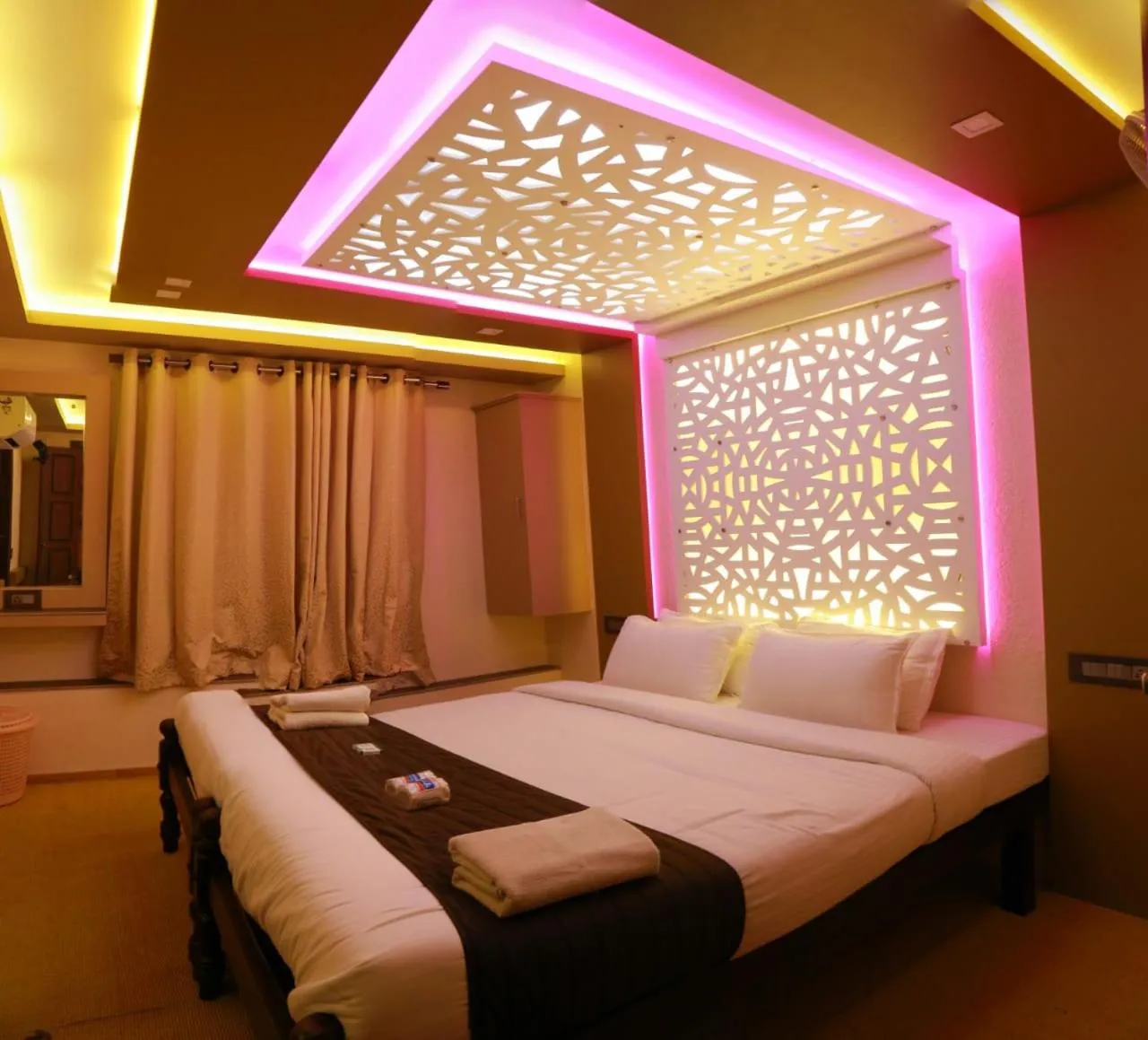 Bedroom, Bed in Honeymoon Houseboat