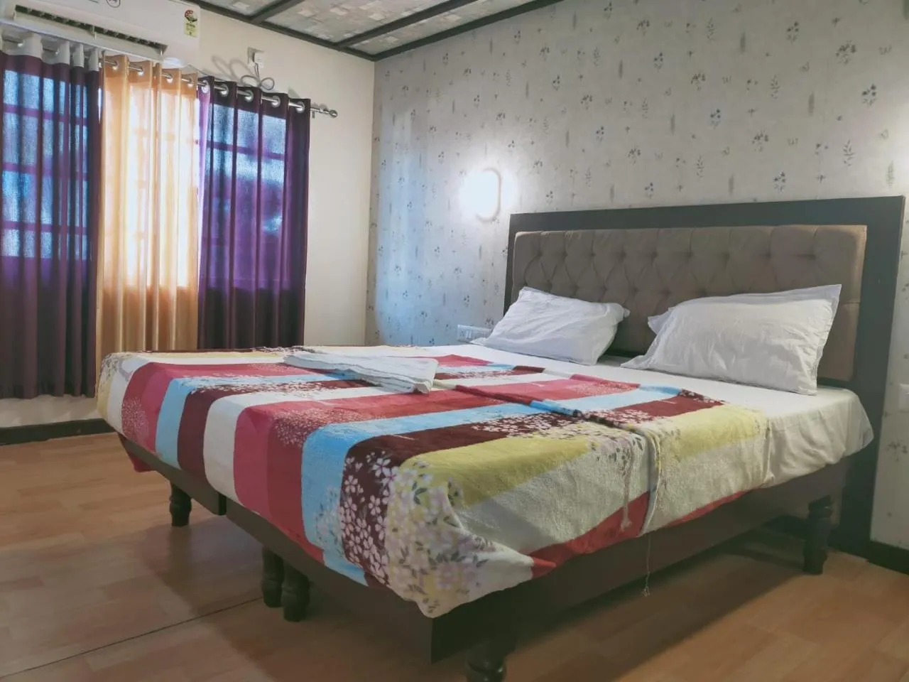 Bed in Honeymoon Houseboat