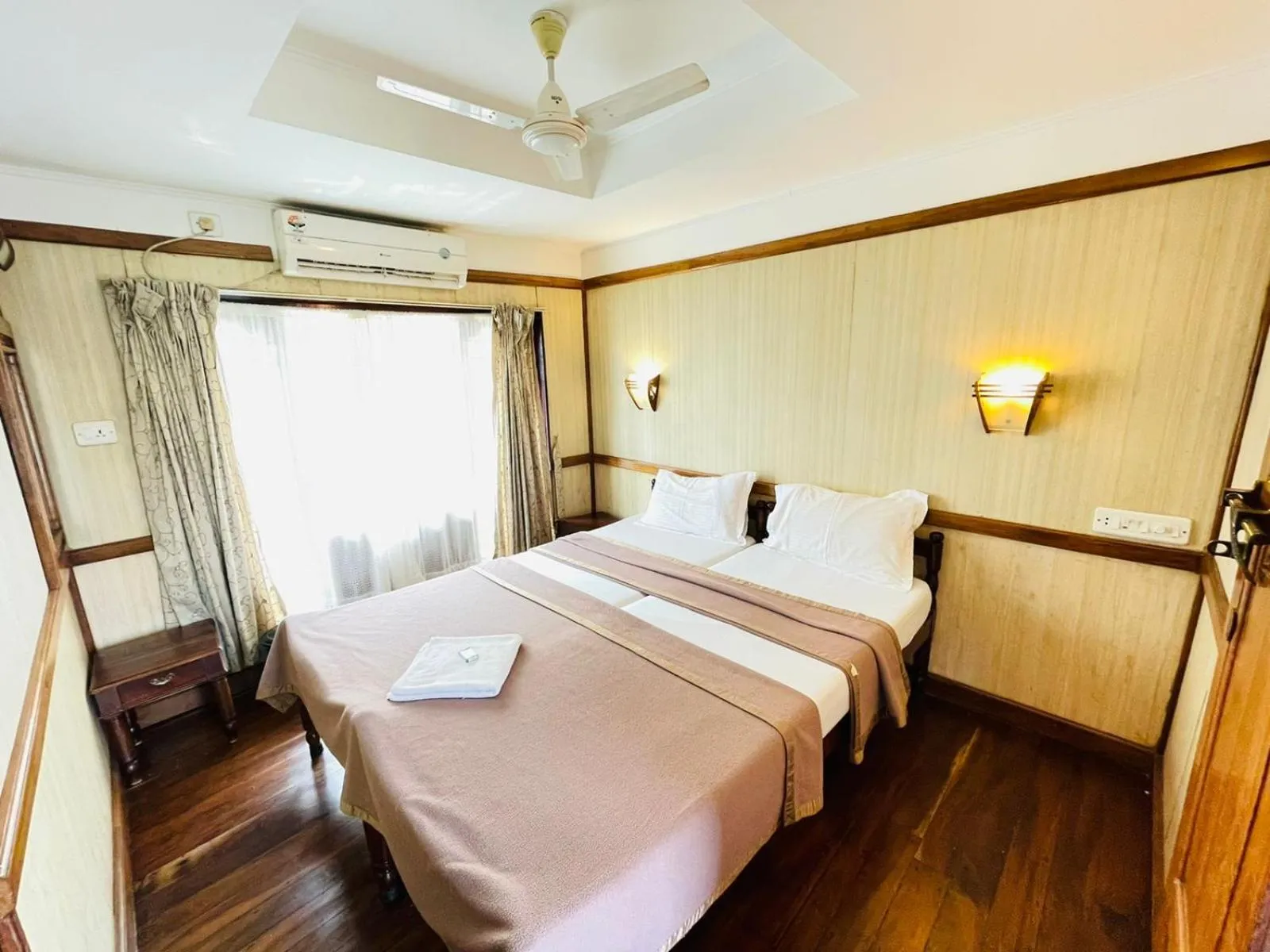 Bed in Honeymoon Houseboat