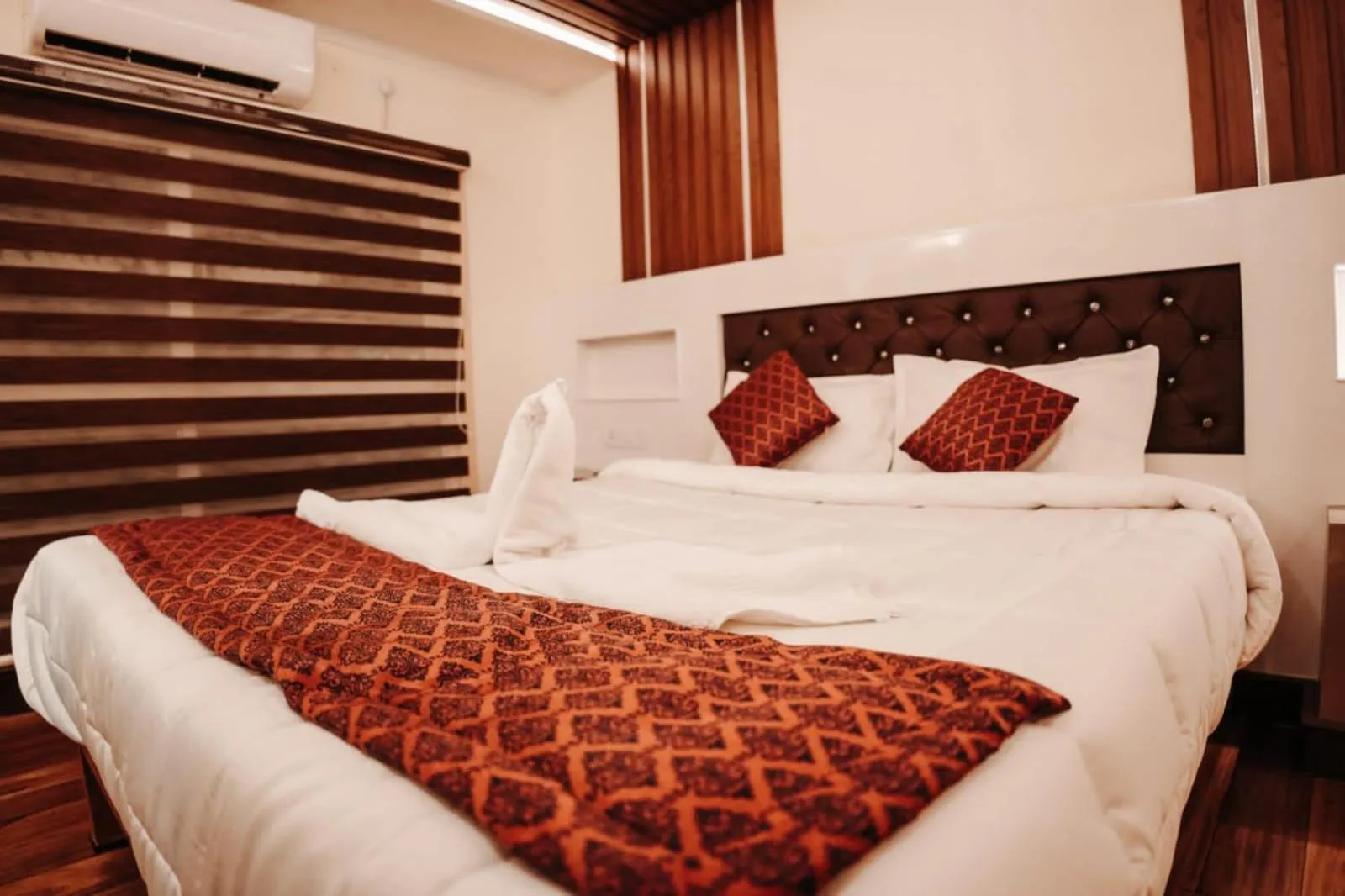 air conditioner, Bed in Honeymoon Houseboat