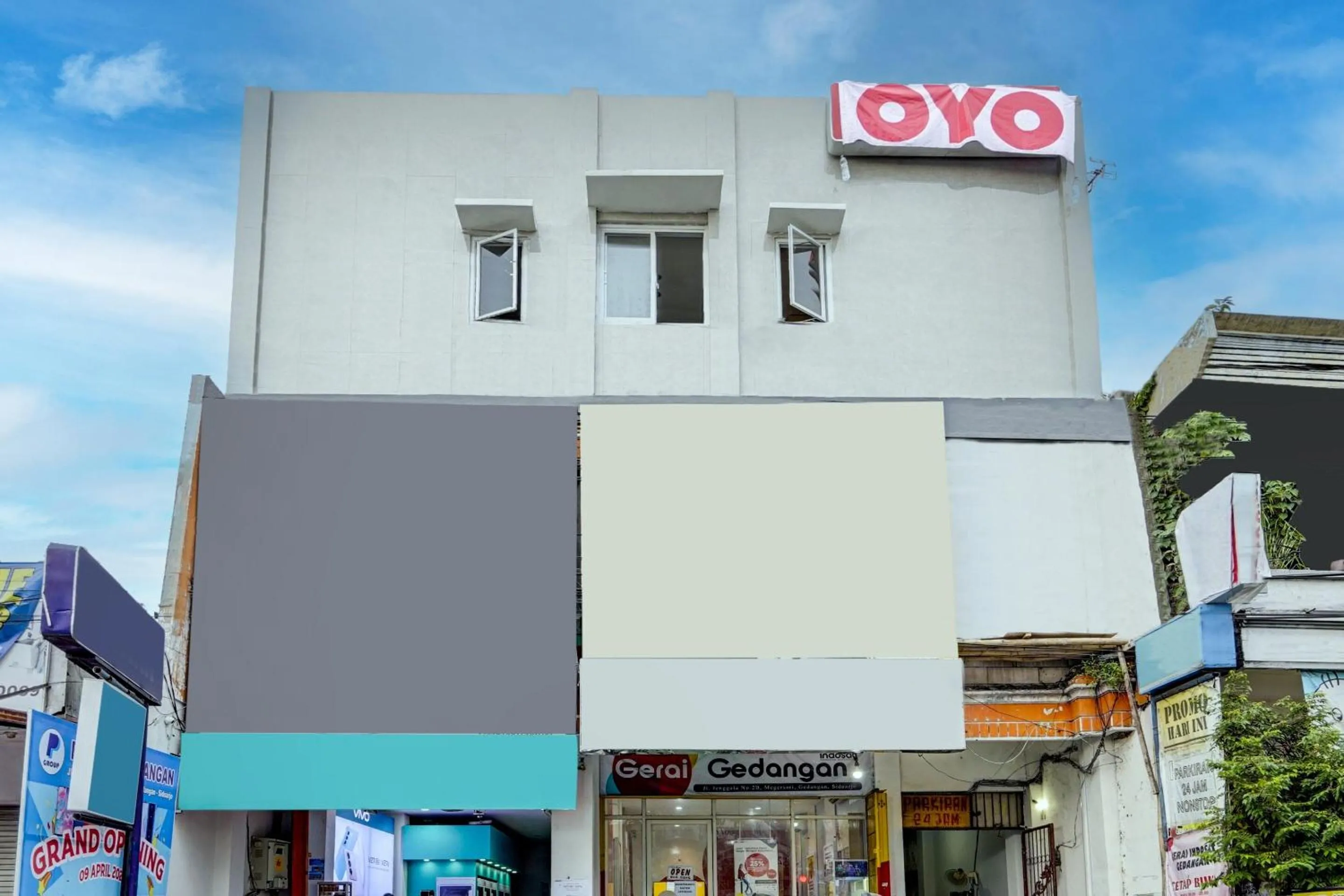 Facade/entrance in Super OYO Capital O 92506 K1 Residence Gedangan