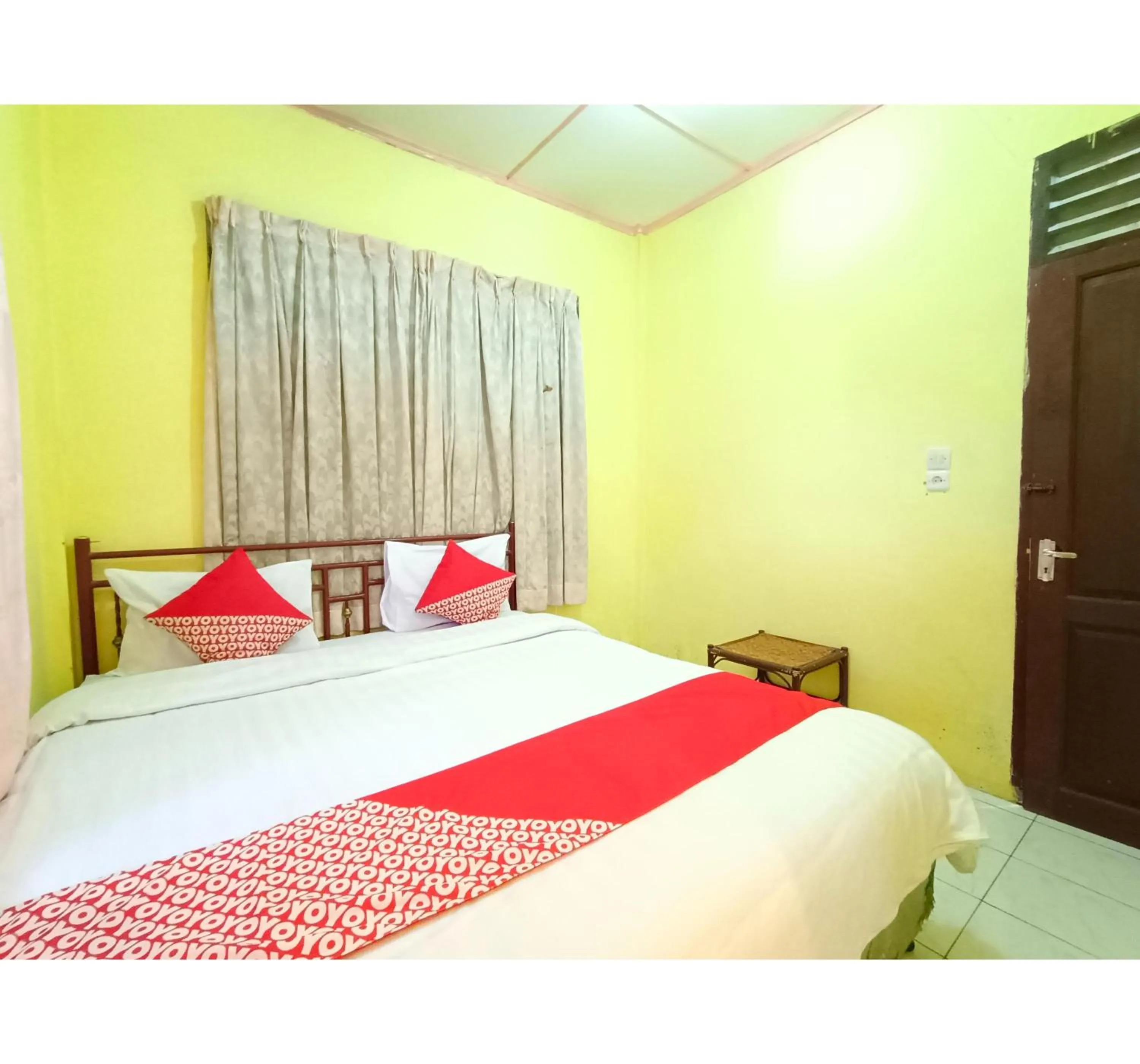 Bedroom, Bed in Hotel O Penginapan & Villa Sirait