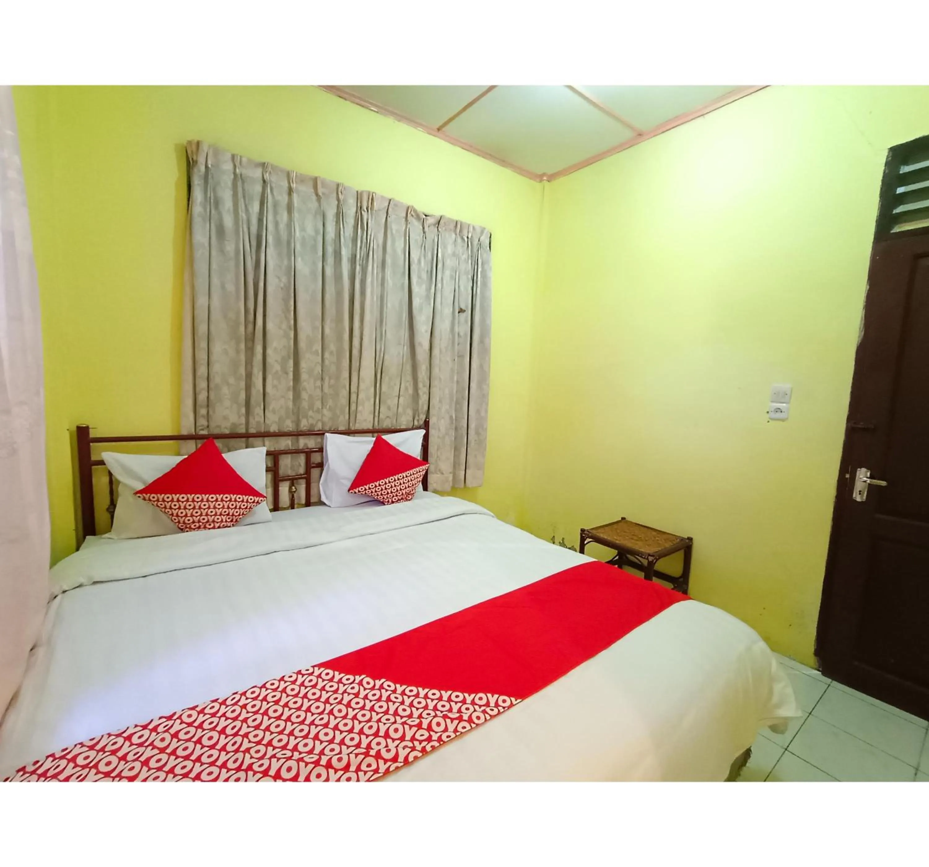 Bedroom, Bed in Hotel O Penginapan & Villa Sirait