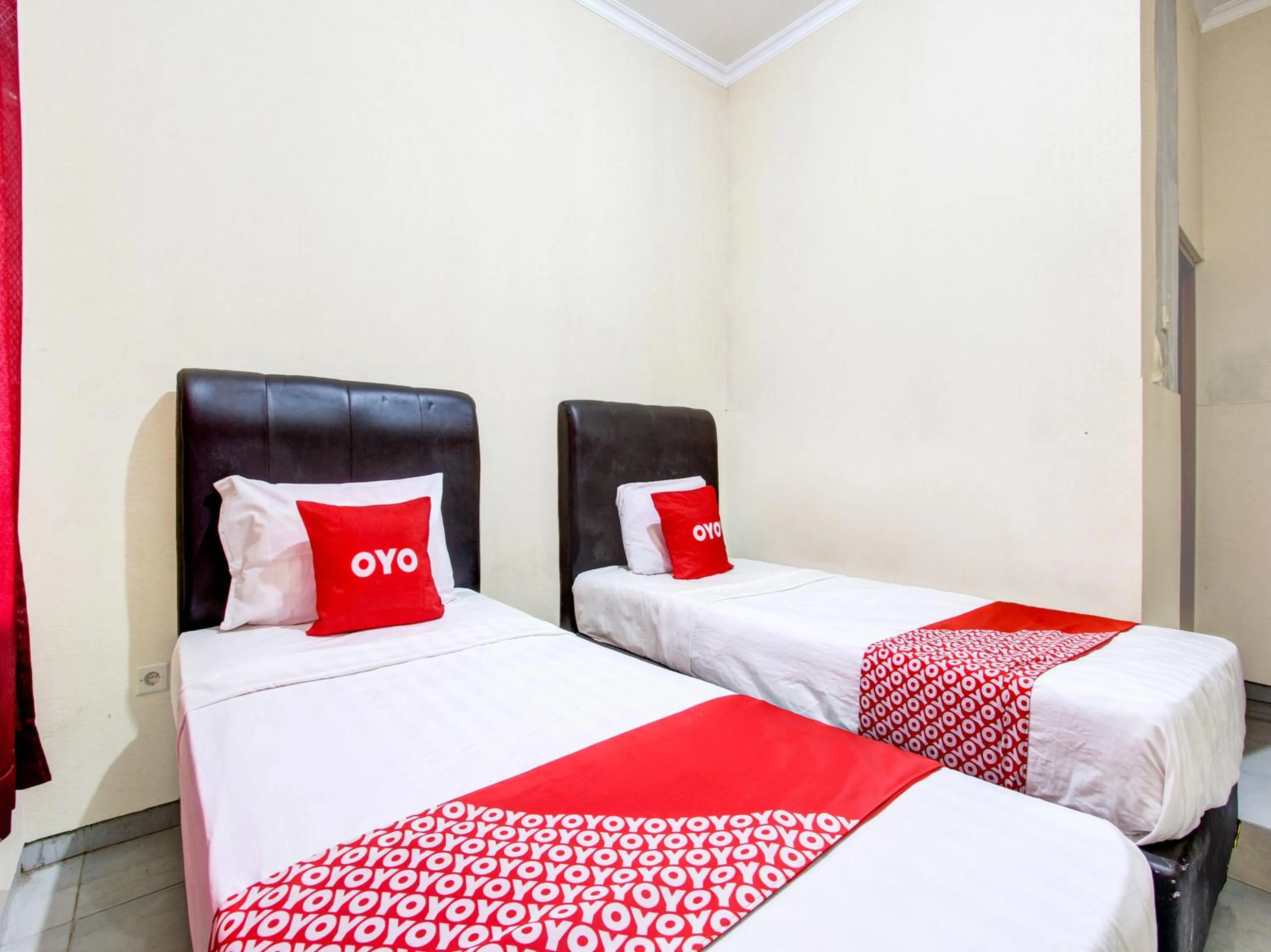 Delxue Twin Room in Super OYO 92511 Griya Dias Syariah