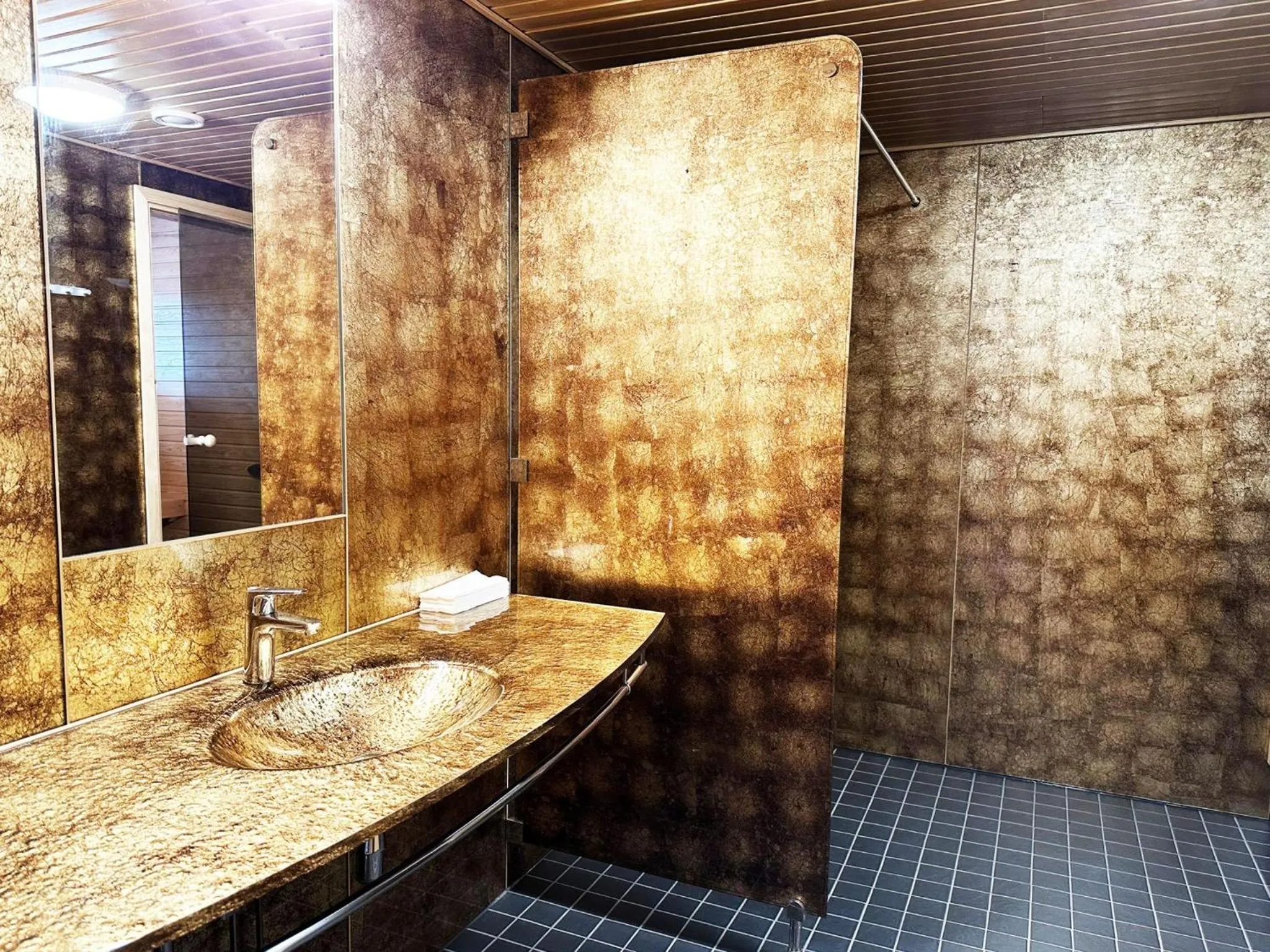 Shower in Utsjoki Arctic Resort