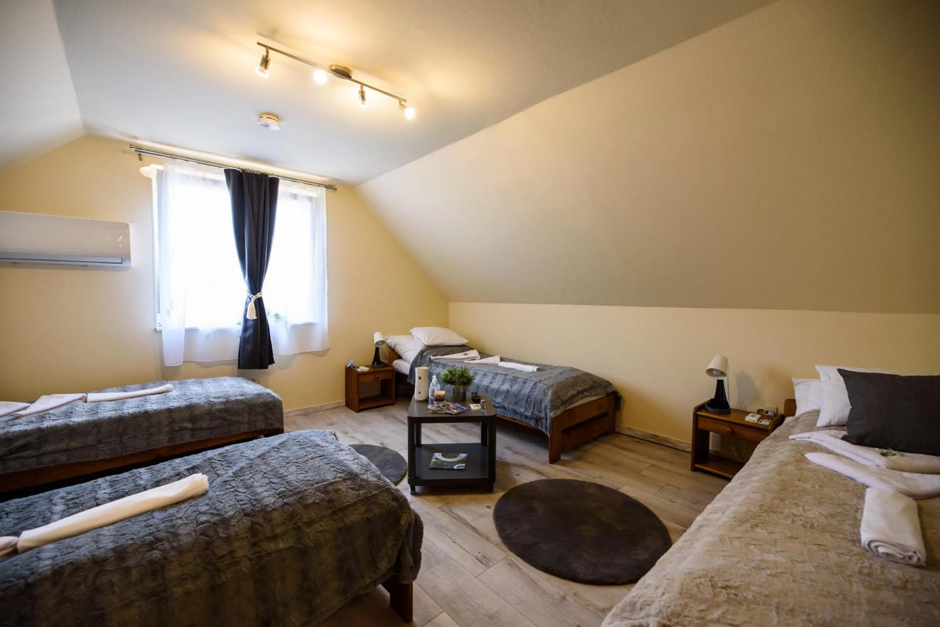 Bedroom, Bed in Emili Apartman Ráckeve