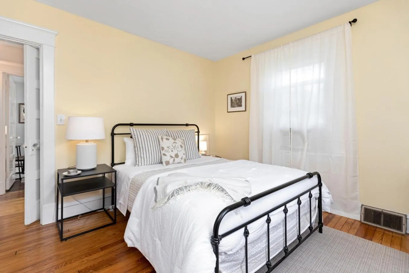 Cheerful 3 Bedroom Home, Walk To Uvastadium