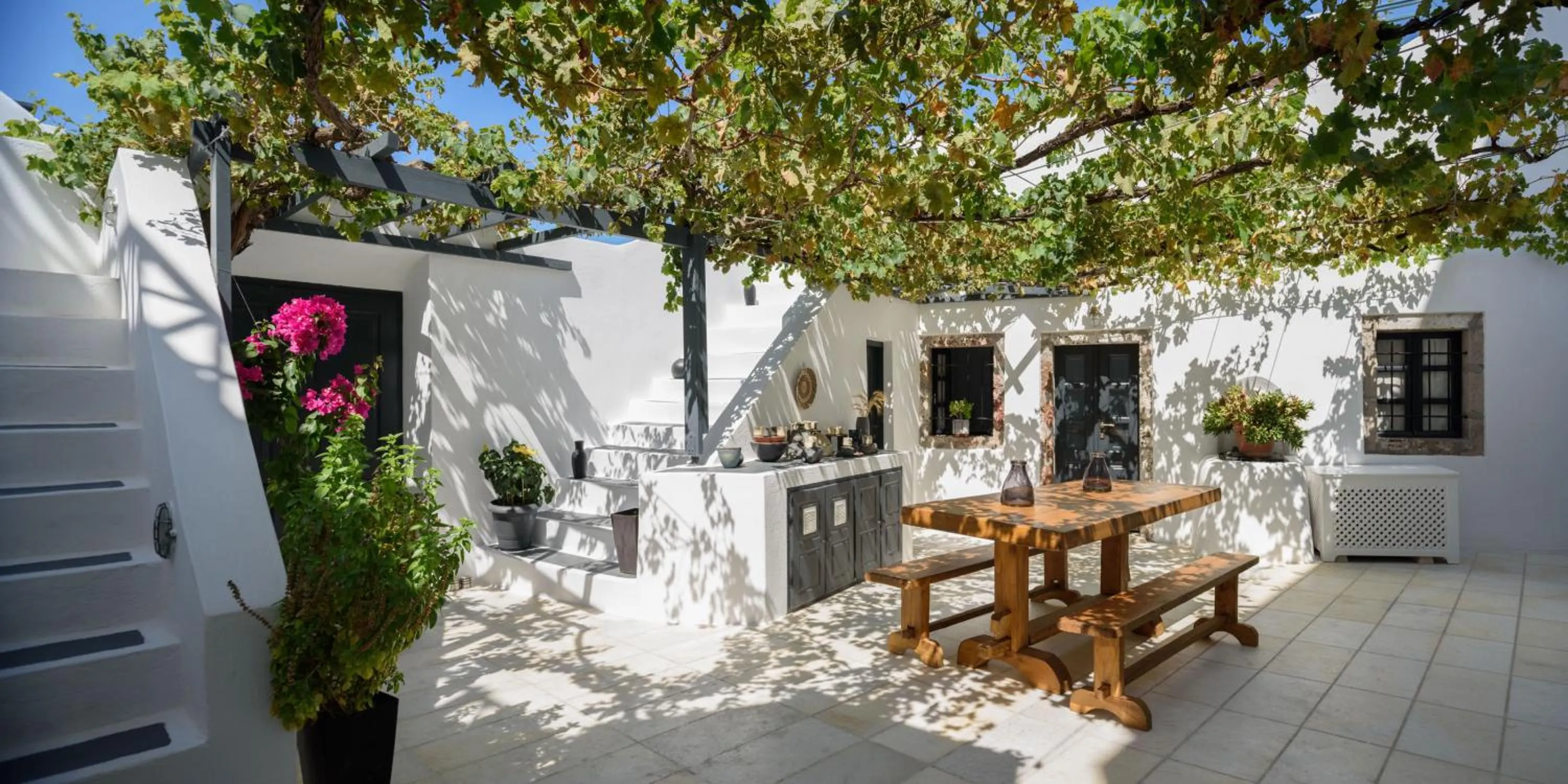 Inner courtyard view in Firalia, Casa in Rock Suites