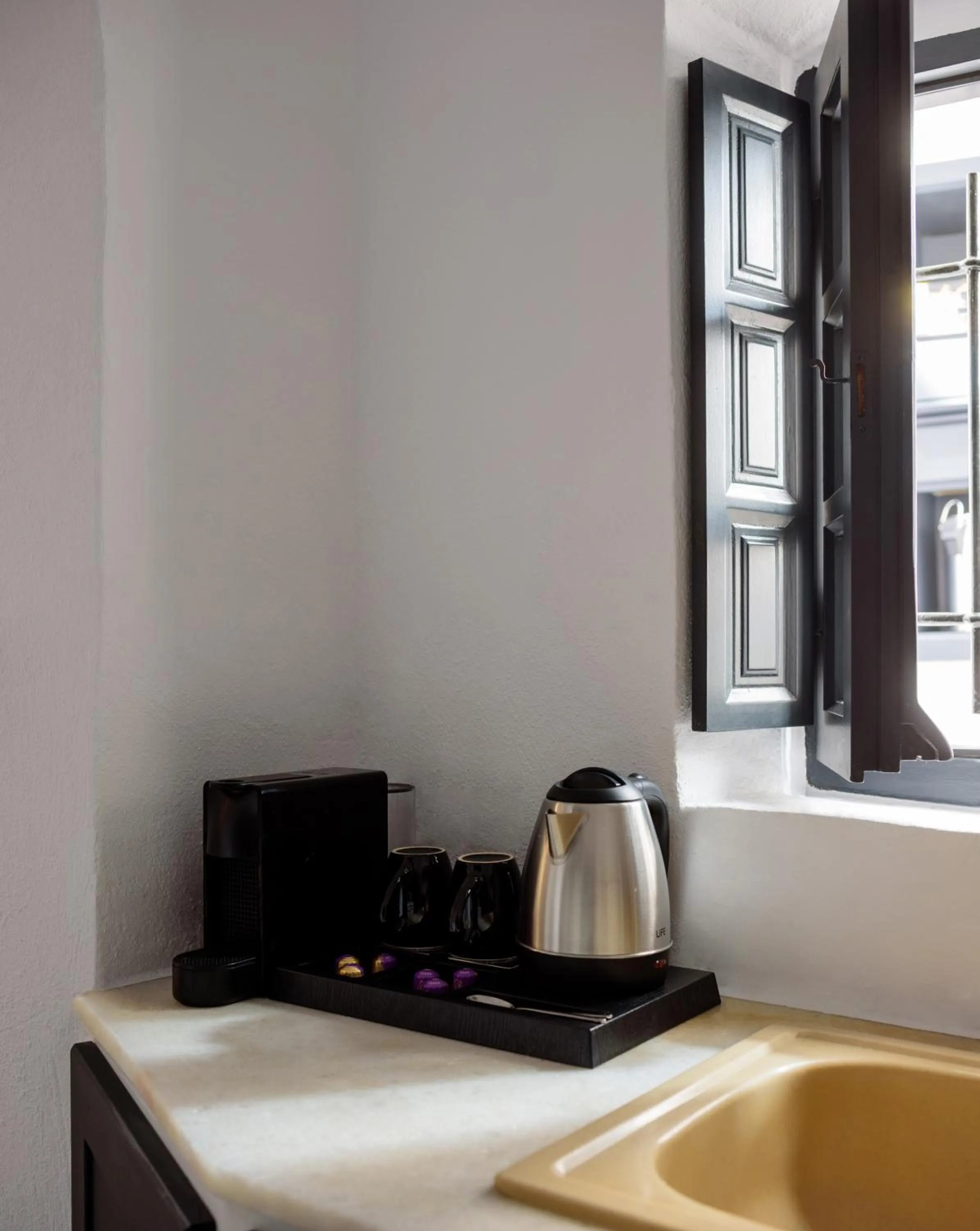 Coffee/tea facilities in Firalia, Casa in Rock Suites