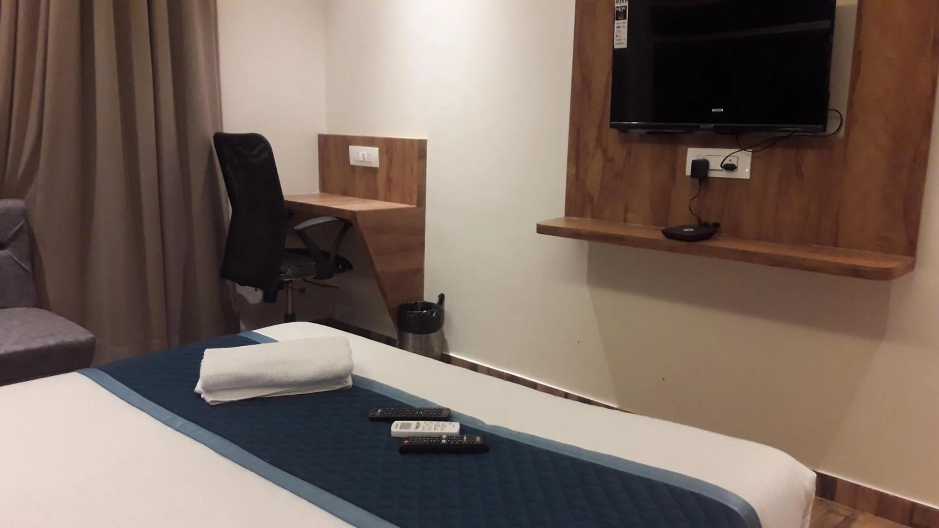 Deluxe Double Room (1 adult + 1 child) in Shine Hospitality Palace