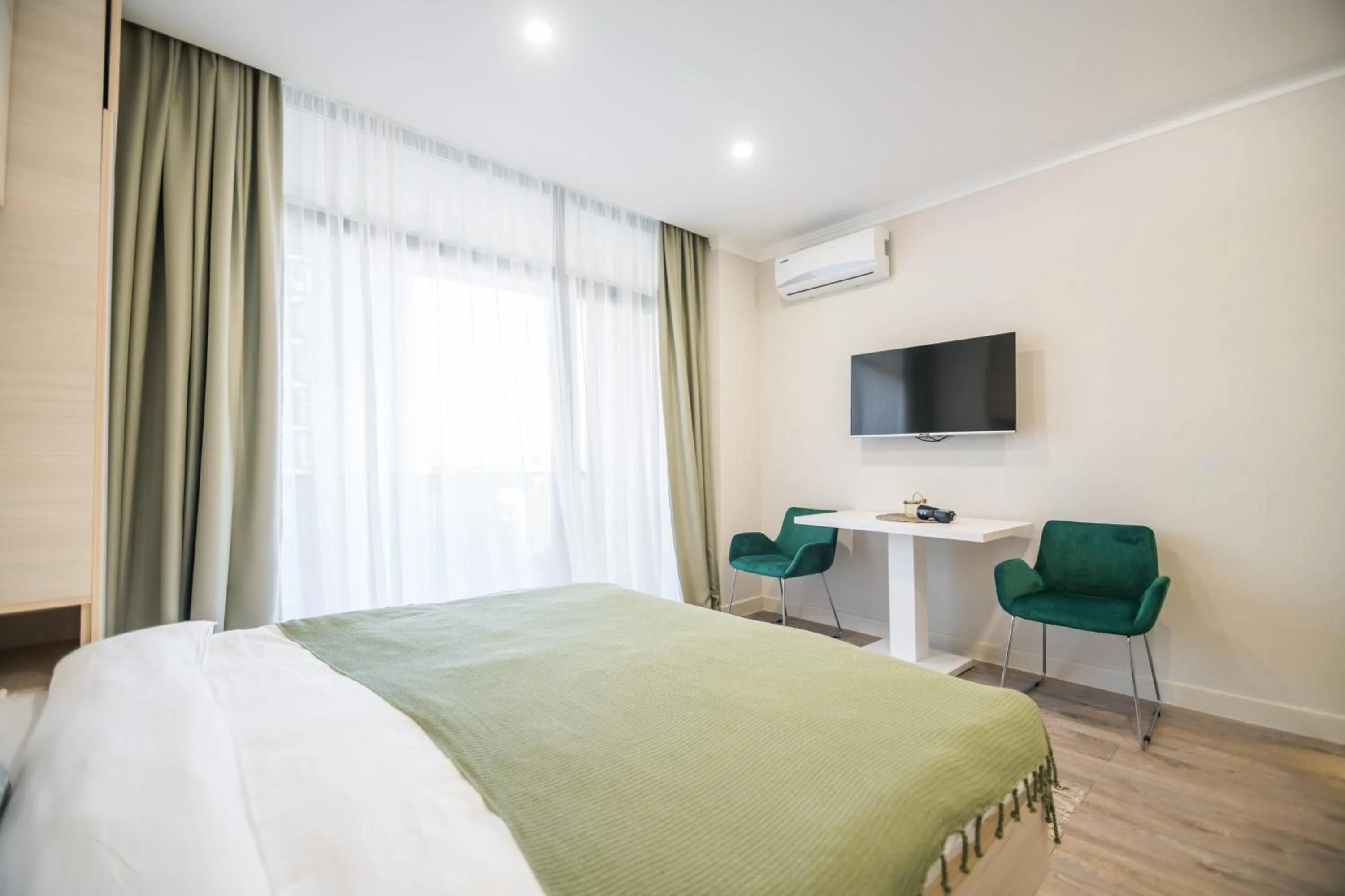 Photo of the whole room, Bed in Green Side Apart Hotel